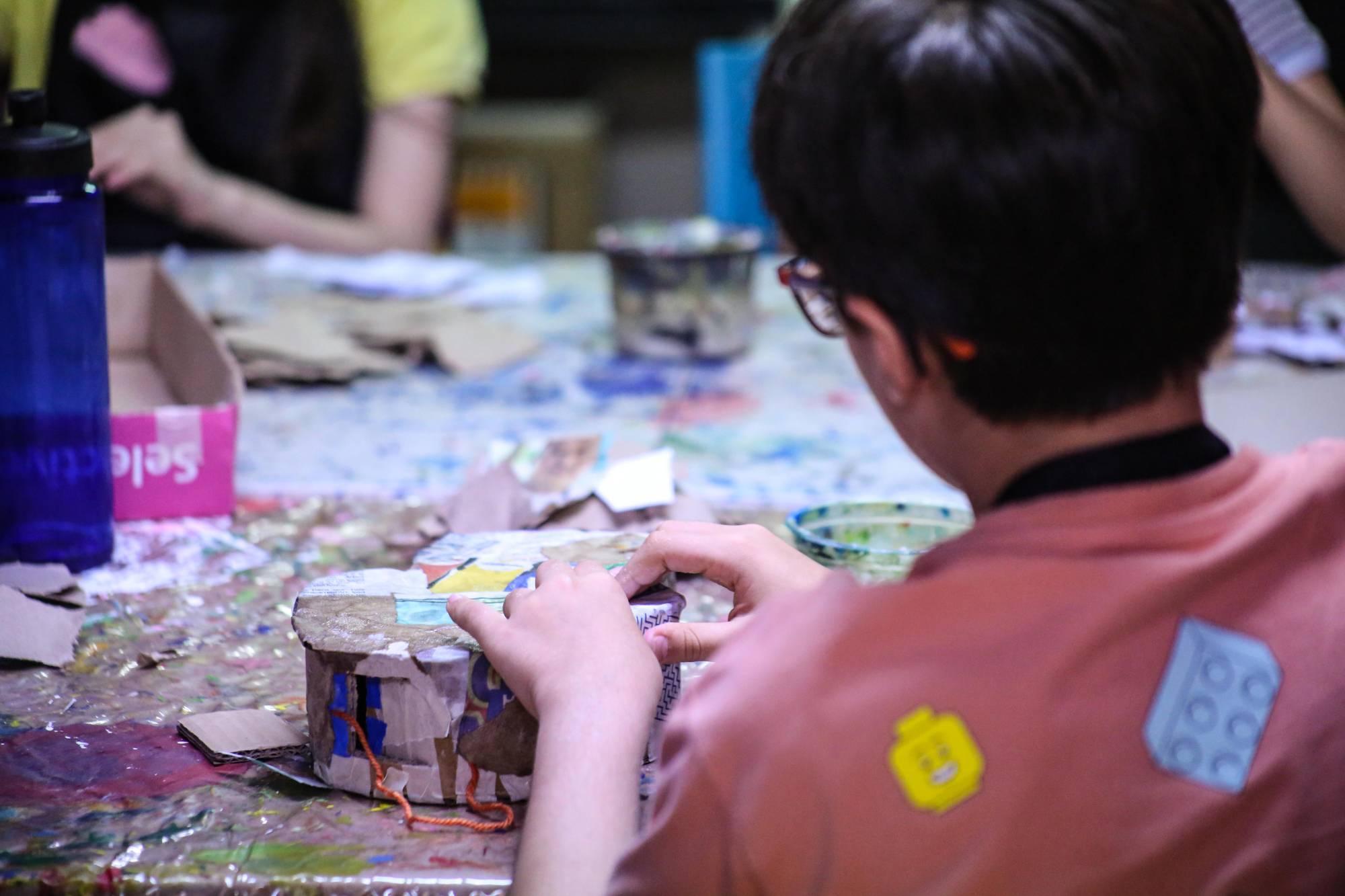 $!Los niños exploran distintas formas de expresión plástica a través del juego, color e imaginación.