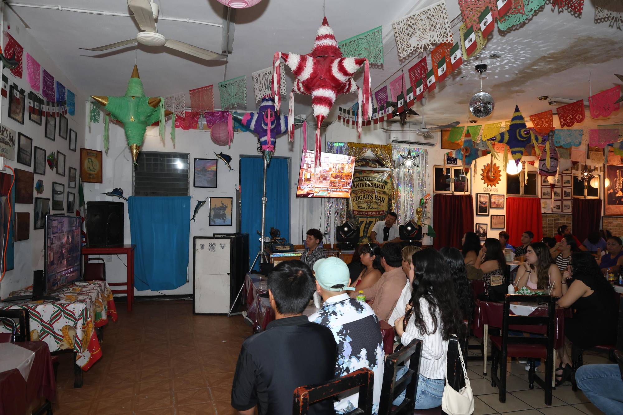$!La presentación reunió a estudiantes y público interesado en conocer la memoria histórica de un lugar que marcó la vida cultural de Mazatlán.