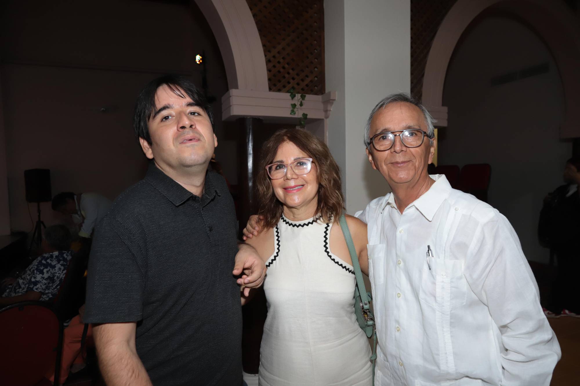 $!Francisco junto a sus padres Sandra Luz López de Santamaría y Arturo Santamaría Gómez.