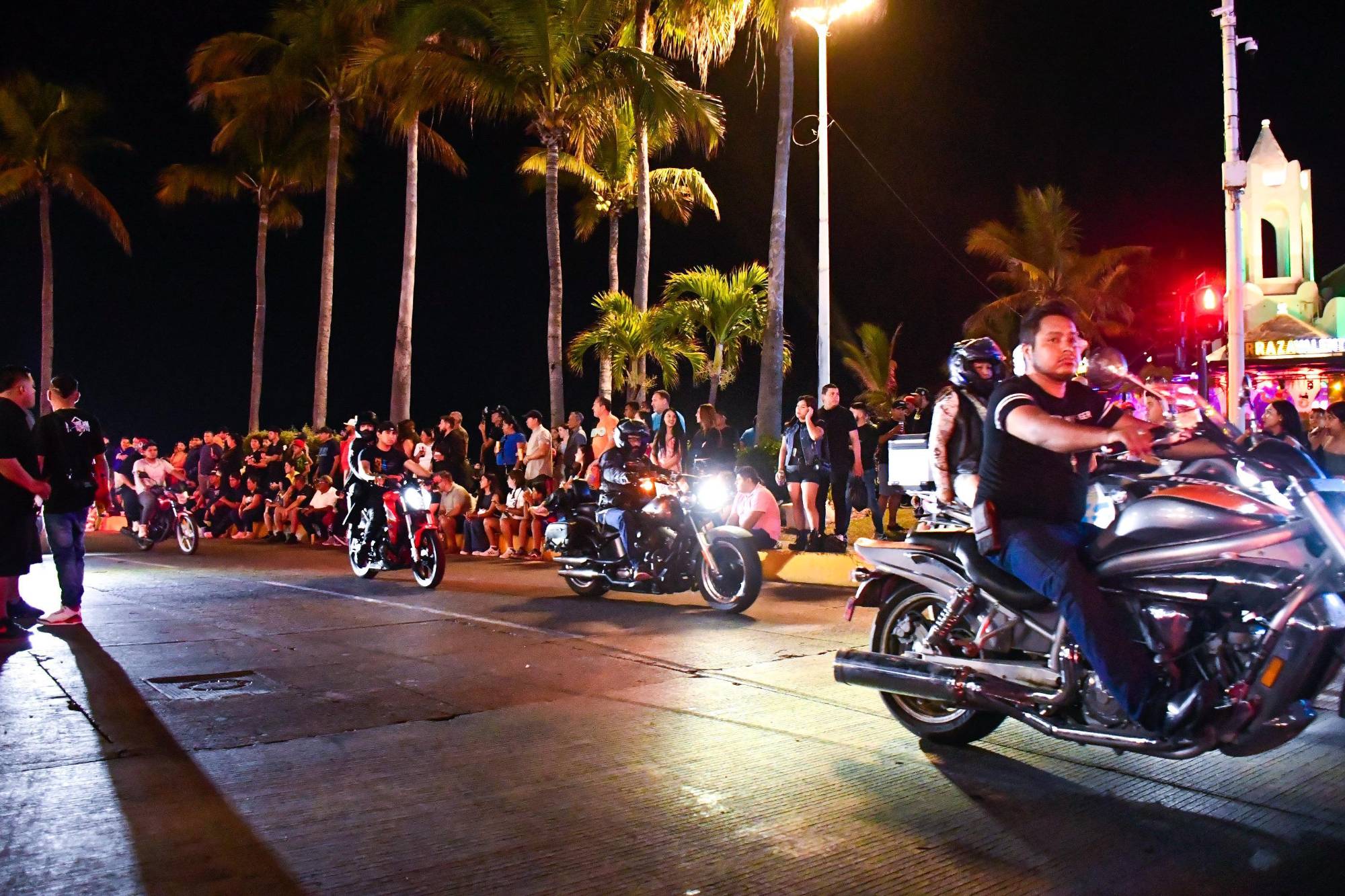 $!Disfrutan miles de fiesta motorizada en Mazatlán