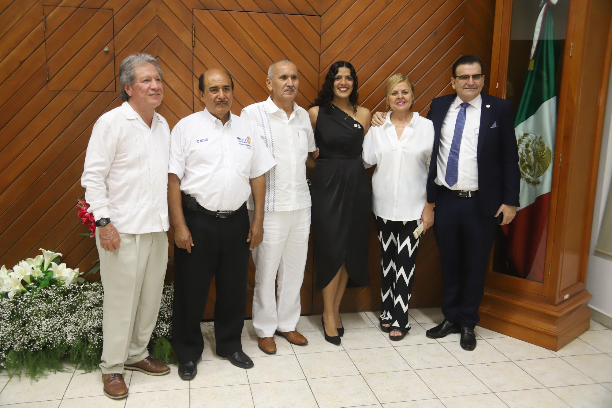 $!La nueva presidenta entre integrantes rotarios, Juan Llausás, José Sandoval, Humberto Pini Bernal, Edna Ruth Martínez y Martín Sánchez.