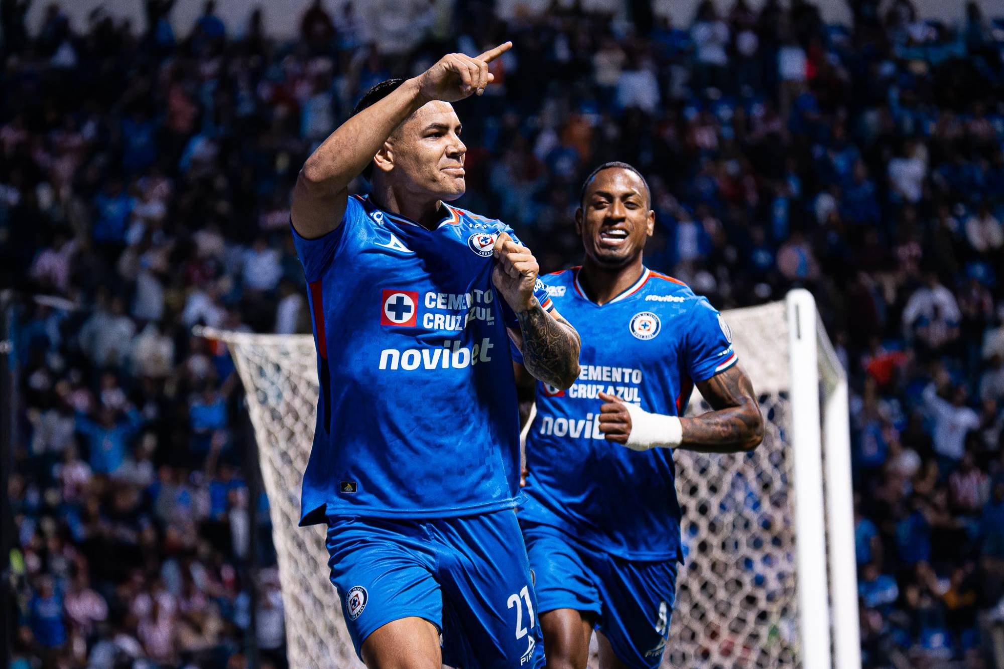 $!Cruz Azul impone su ley y le quita el invicto a Chivas