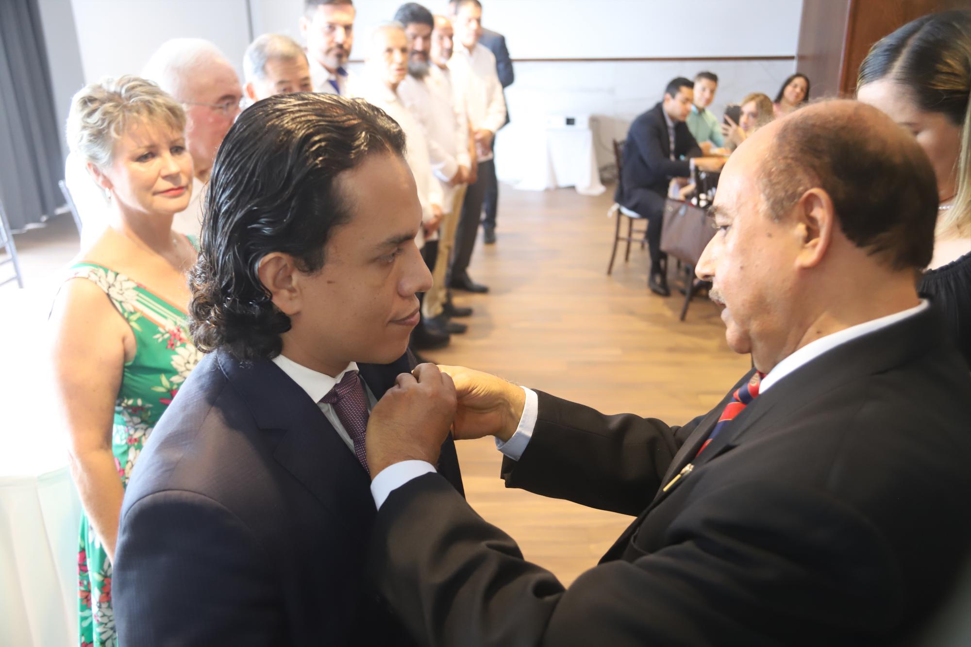 $!César Tejeda Domínguez, recibe el Pin del lema presidencial 2023-2024, “Crea esperanza en el mundo”, por parte de José Sandoval Ceja.