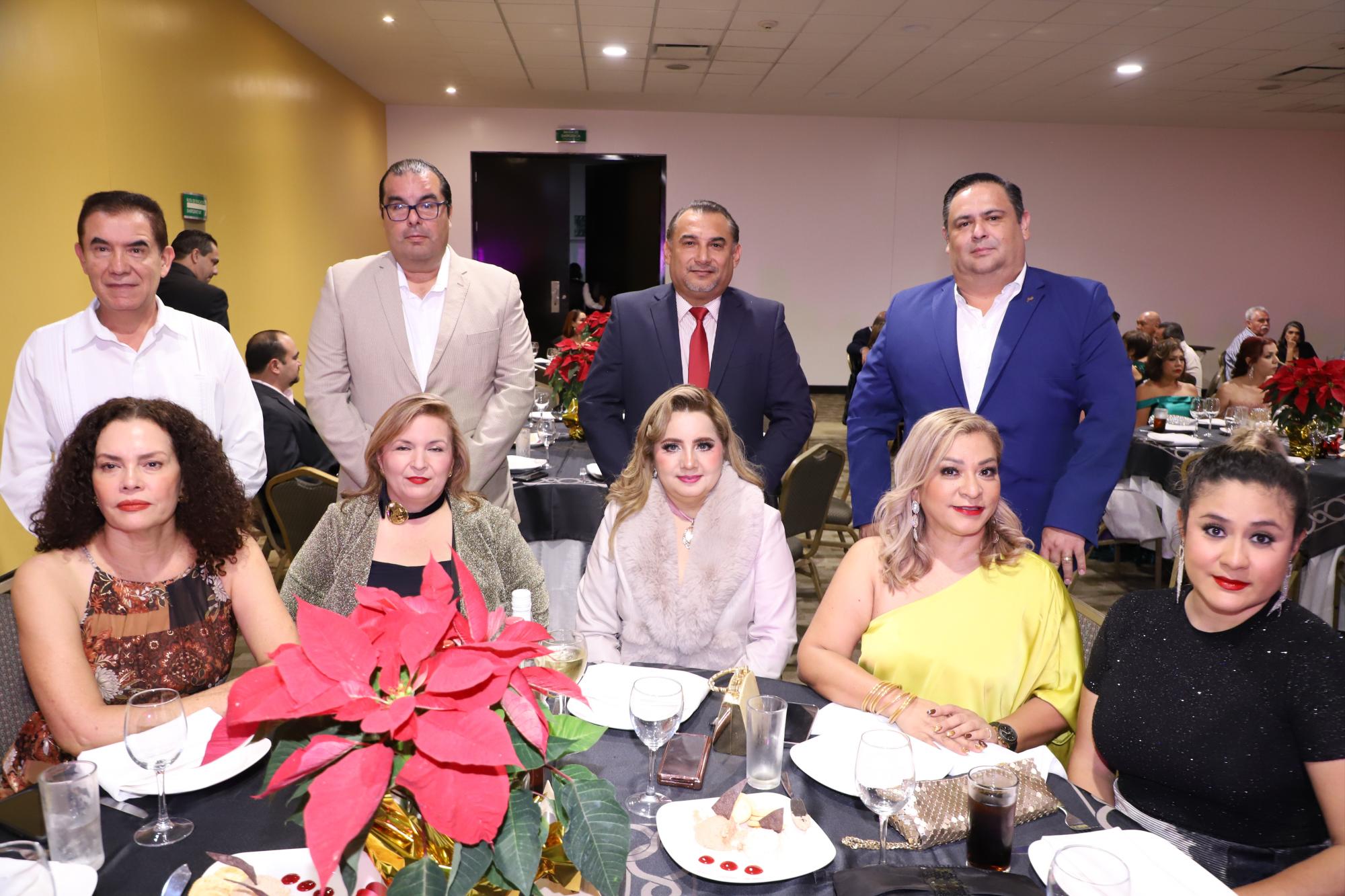 $!Salvador Alcaraz, Jesús David Guevara, Jesús Castillo y Luis Aguirre. Sentadas, Martha López, Linda Cañedo, Norma Alicia de Castillo, Lorena Ríos y Jaqueline Flores.
