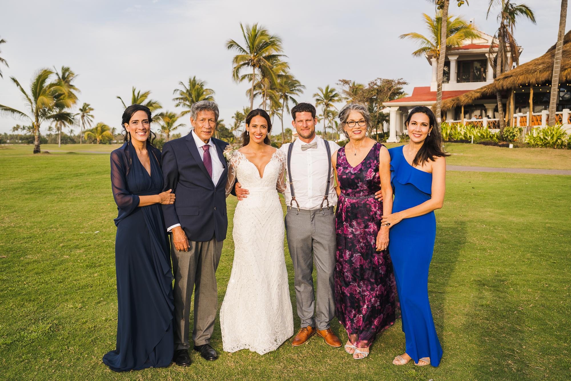 $!La matrimonio, integrado por Guillermo Osuna Hi y Ana Rafaela Rose, con sus hijas, Ana Mar, Cristimar y Guiomar Osuna Rose, así como Tim Eckelt.