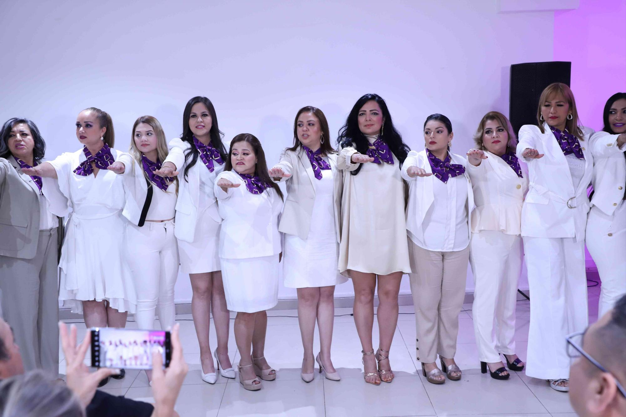 $!Las integrantes de la nueva directiva al momento de rendir protesta.