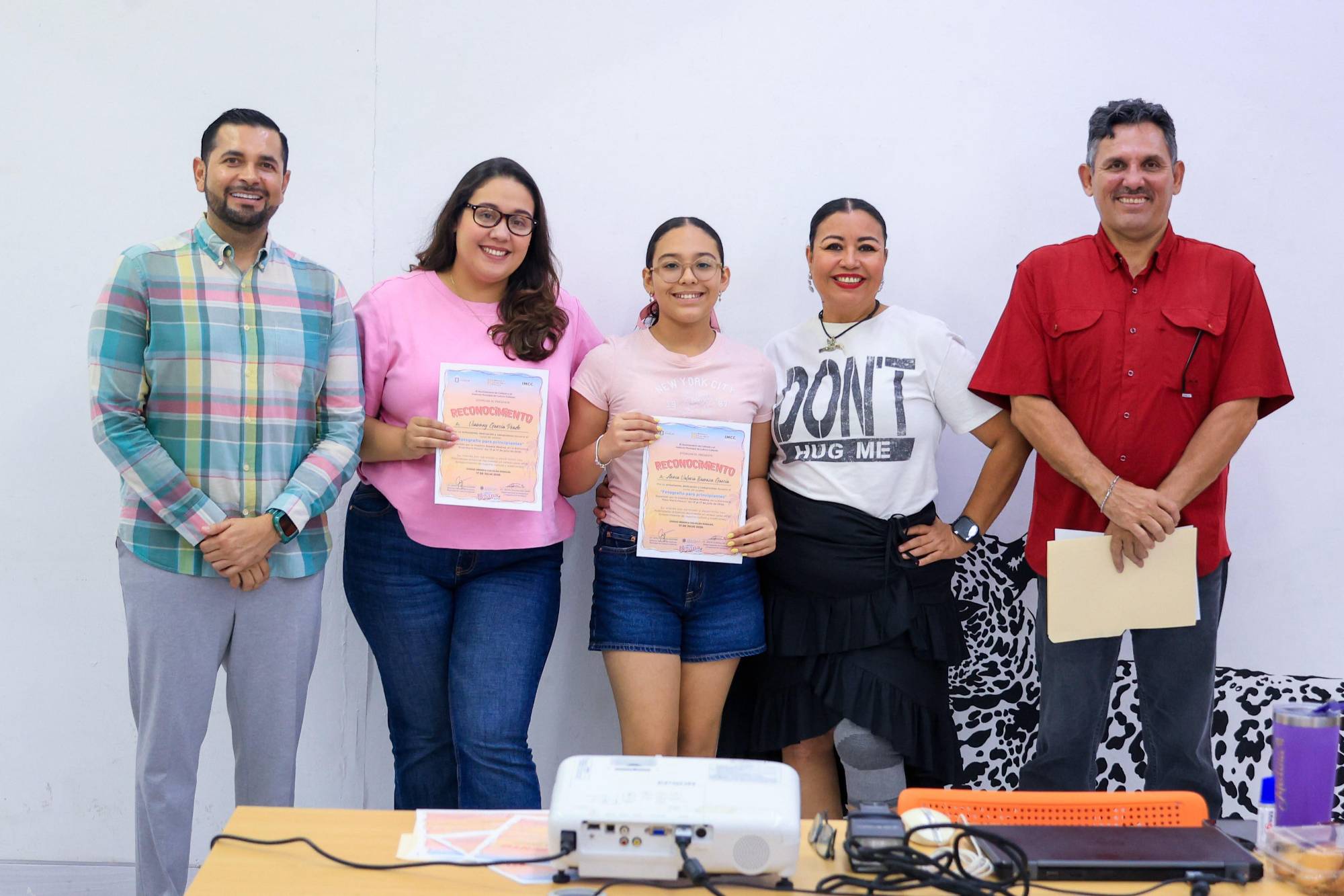 $!Cada participante recibió su diploma de manos de las autoridades y la titular del taller, la maestra Susana Medina.