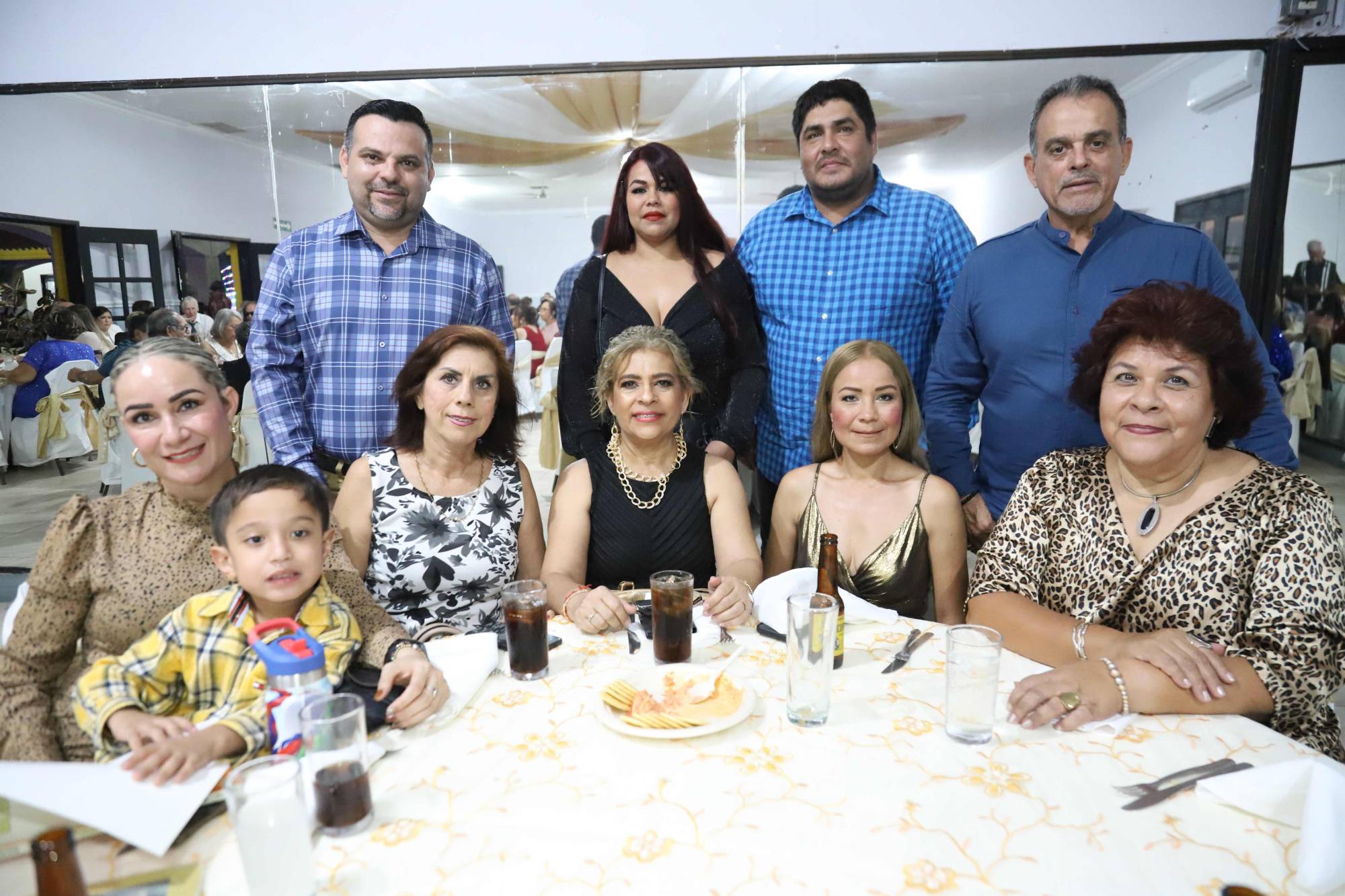 $!Un ameno convivio disfrutan los asistentes.