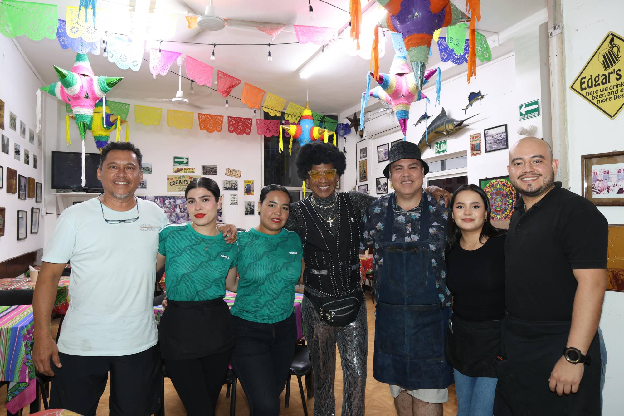 $!El staff del Edgar’s Bar: Pedro Ovando, Alondra Alvarado, Paola Leyva, Édgar Hernández, Édgar Cruz, Karen Beltrán y Alberto Aguilar.