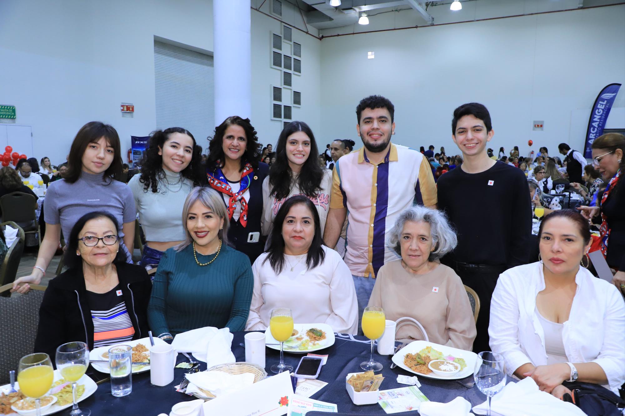$!En la convivencia los presentes disfrutaron de un desayuno, de buena música y de una rifa de regalos.