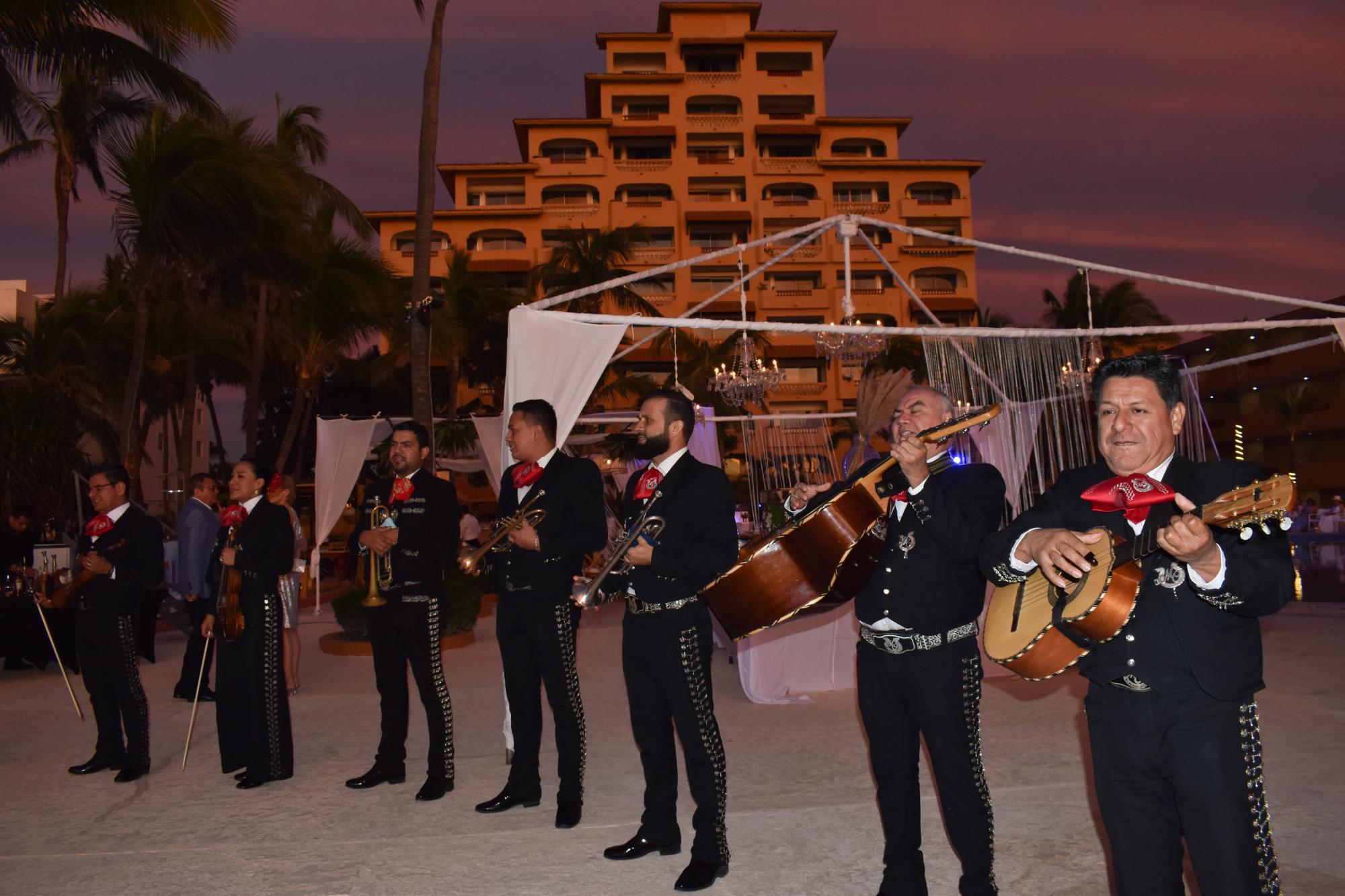 $!Los asistentes disfrutaron de la música de un Mariachi.