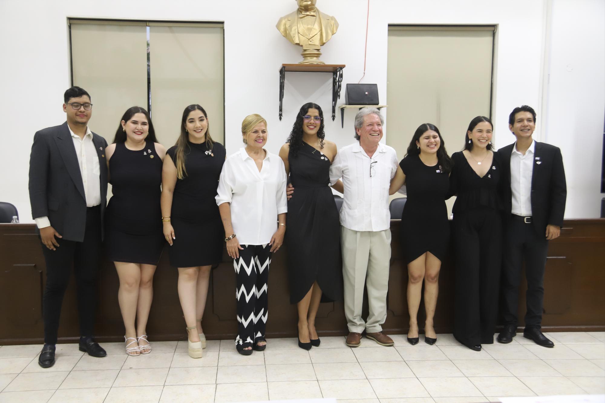 $!Edna Ruth Martínez y Juan Llausás, representante del Gobernador del Distrito 4100 y presidente del Club Rotario Mazatlán Norte, con los integrantes de la nueva mesa directiva.
