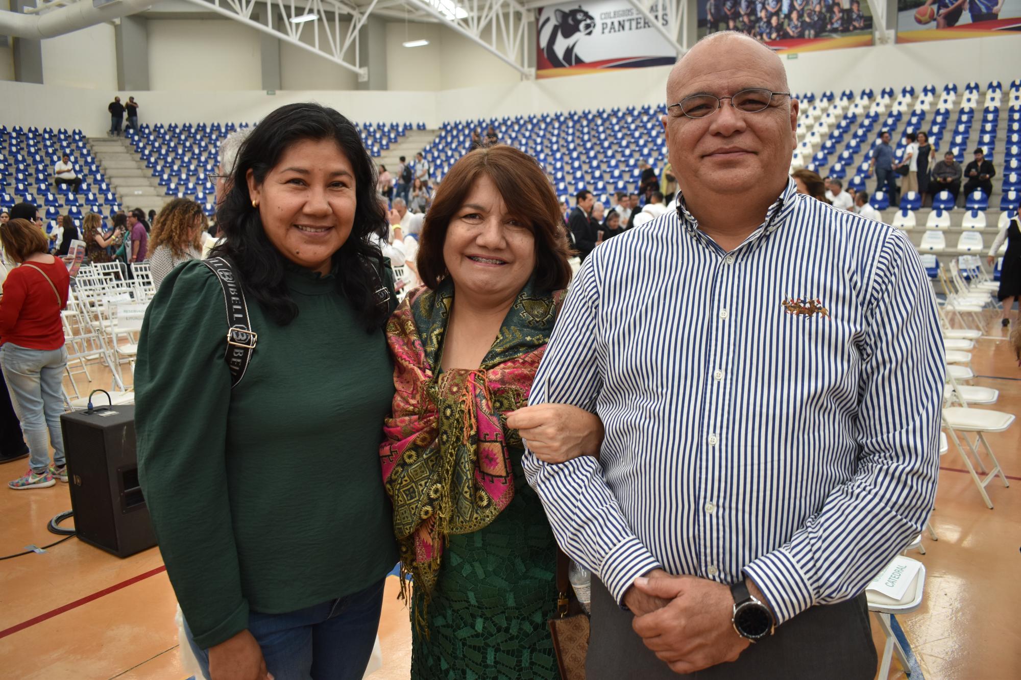 $!Nidia Valenzuela, Patricia de Bohon y Javier Bohon, de Los Mochis.