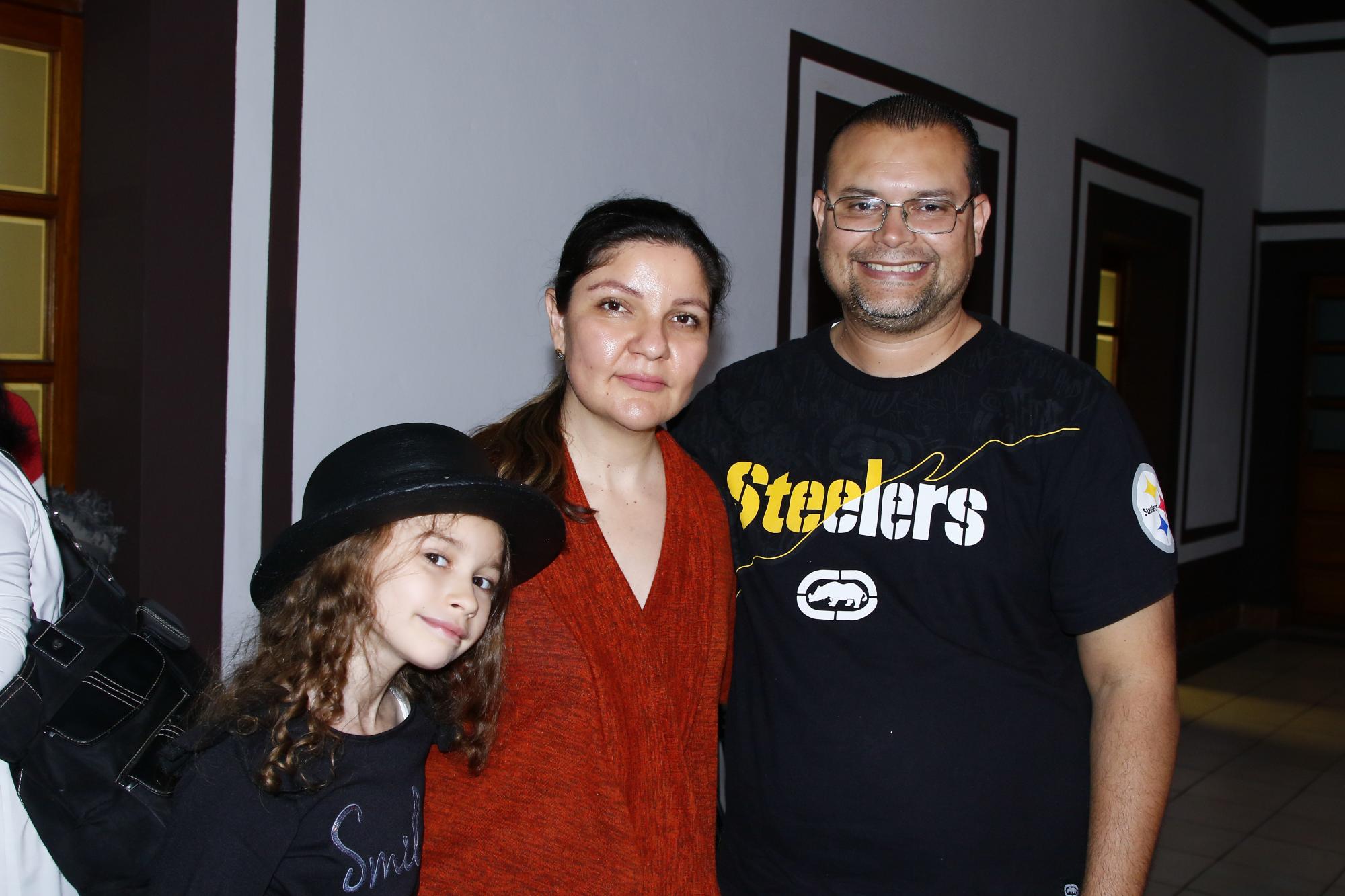 $!Yareli Valdez, Paúl Chávez, con su hija Mayté Camila Chávez Valdez.