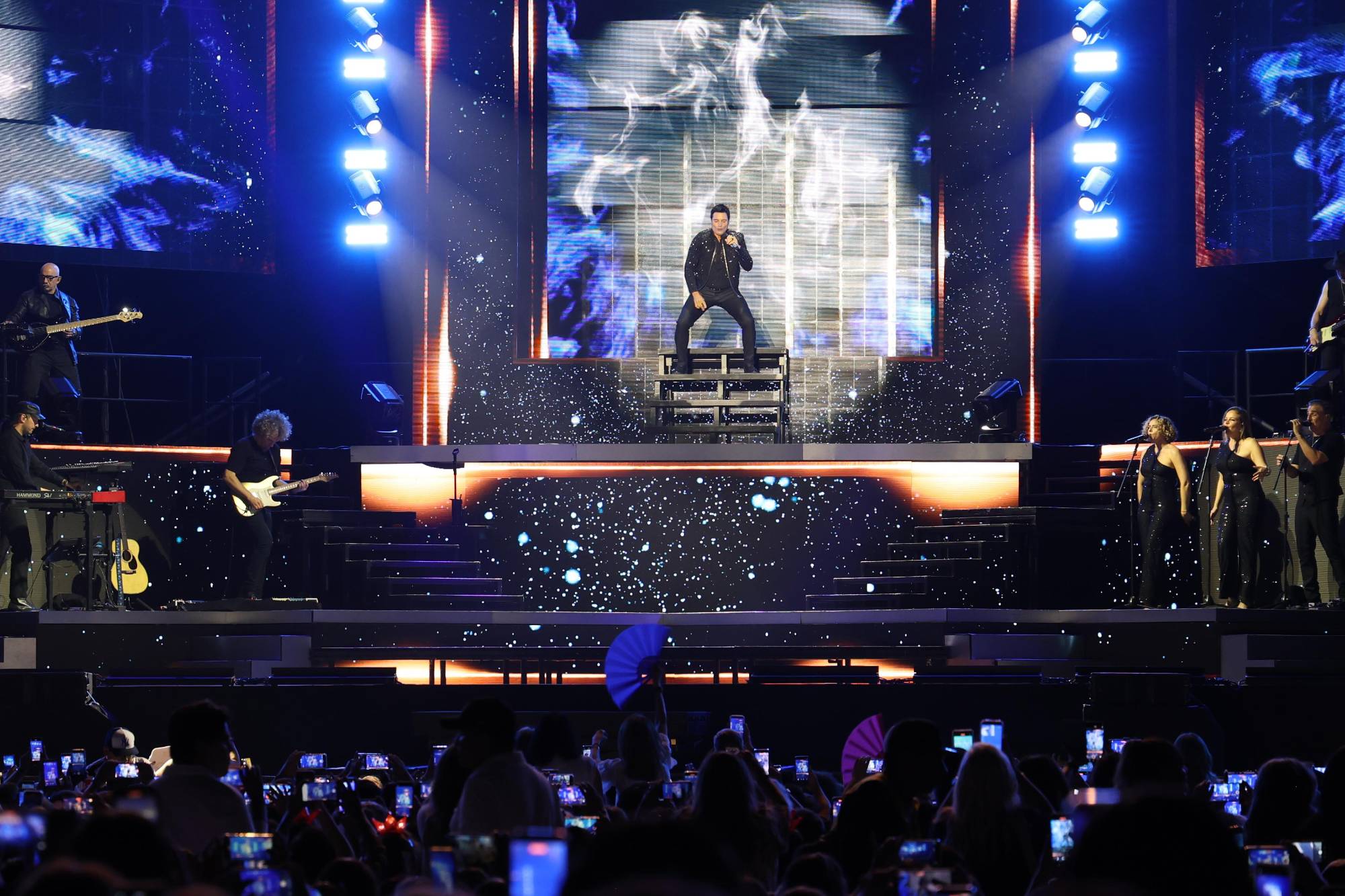 $!Chayanne derrochó energía y carisma sobre el escenario del Estadio El Encanto.