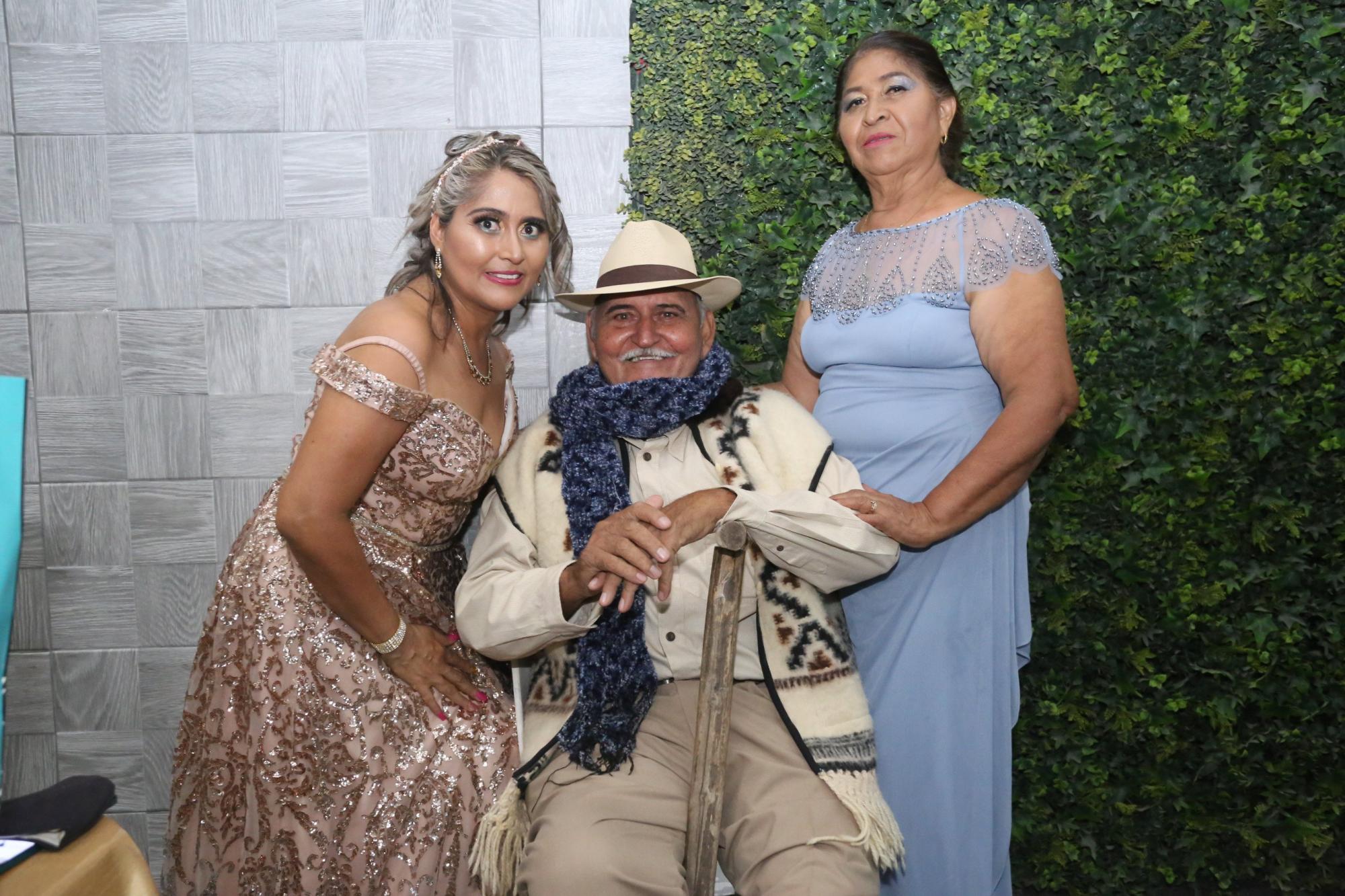 $!La cumpleañera con su papás, Alfonso Alatorre y Rosalina Soto.