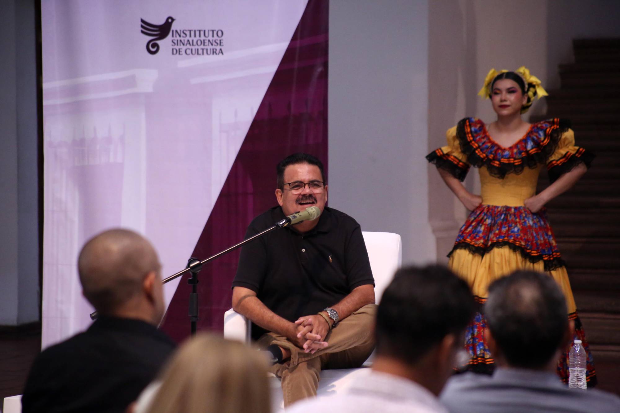 $!El escritor mazatleco Juan José Rodríguez comenta el libro.