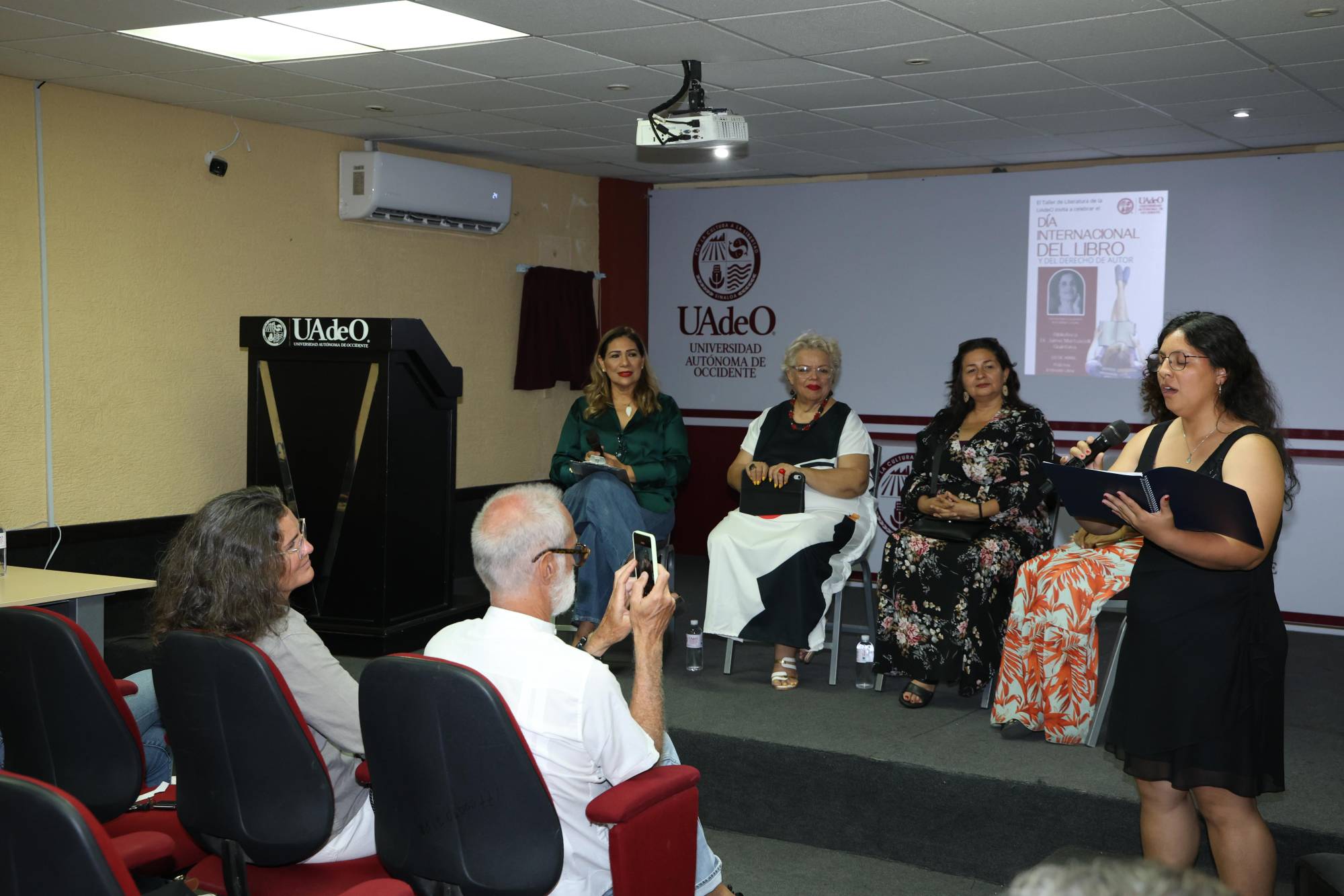 $!Jóvenes estudiantes participan en la lectura de poemas, mostrando su entusiasmo por la literatura.