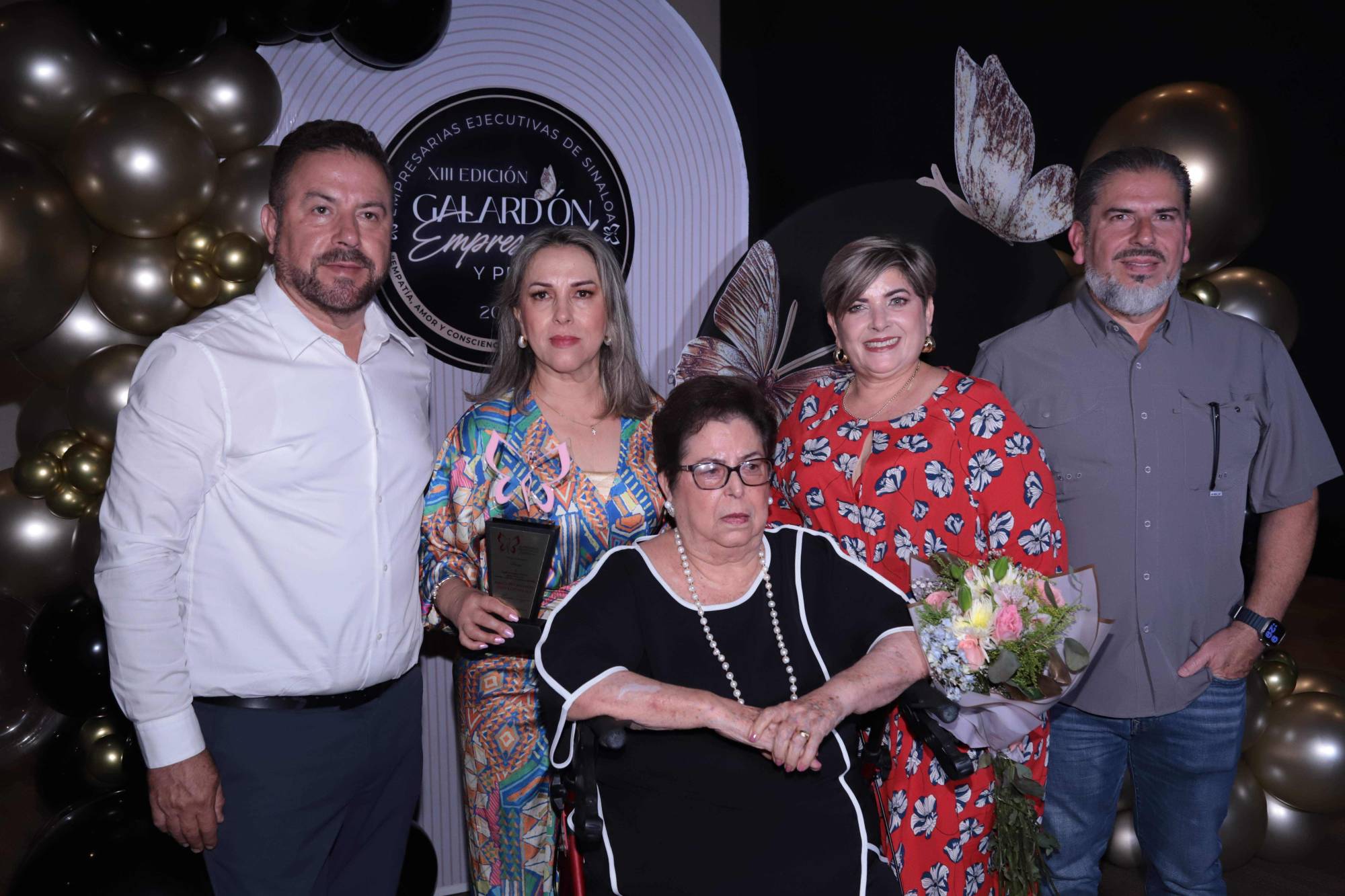 $!María del Rosario Osuna Lizárraga entre sus hijos.