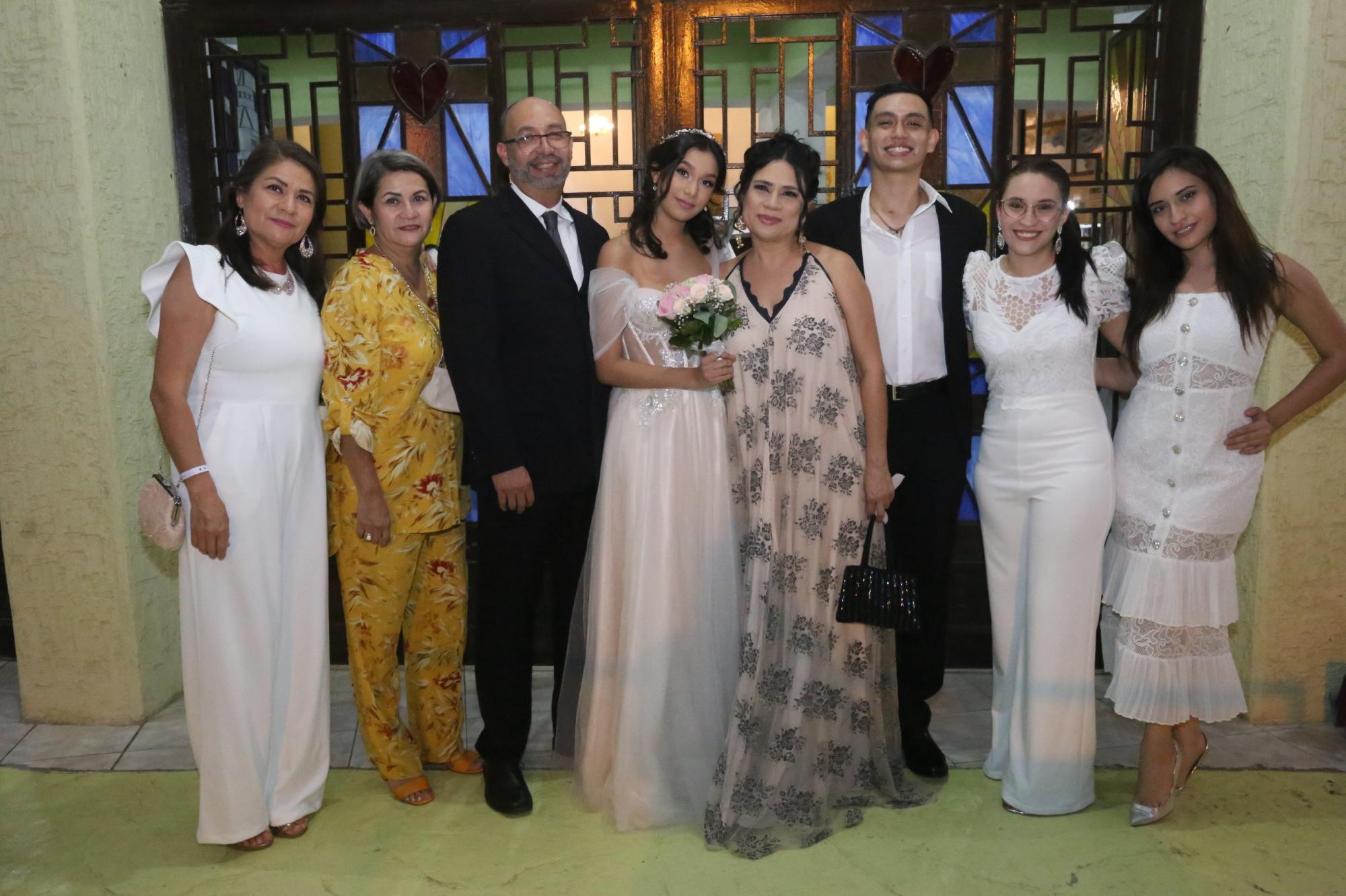 $!Alma García, Ana Isabel García de Mondragón, Ariel y Kyra Noriega, Guillermina García, Ariel Noriega García, Andrea y Fernanda Mondragón García.