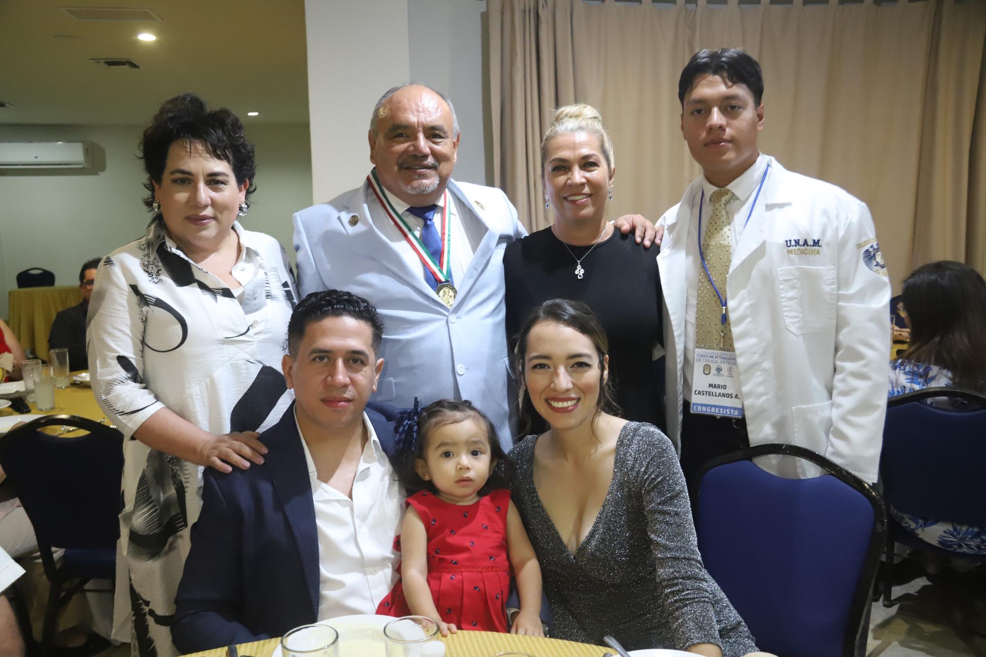 $!Mario Castañeda González entre sus familiares, Blanca Cstellanos, Lupita de Castellanos, Mario Castellanos, Julián Hueso, Lía Jazmín Hueso y Jazmín Castellanos.