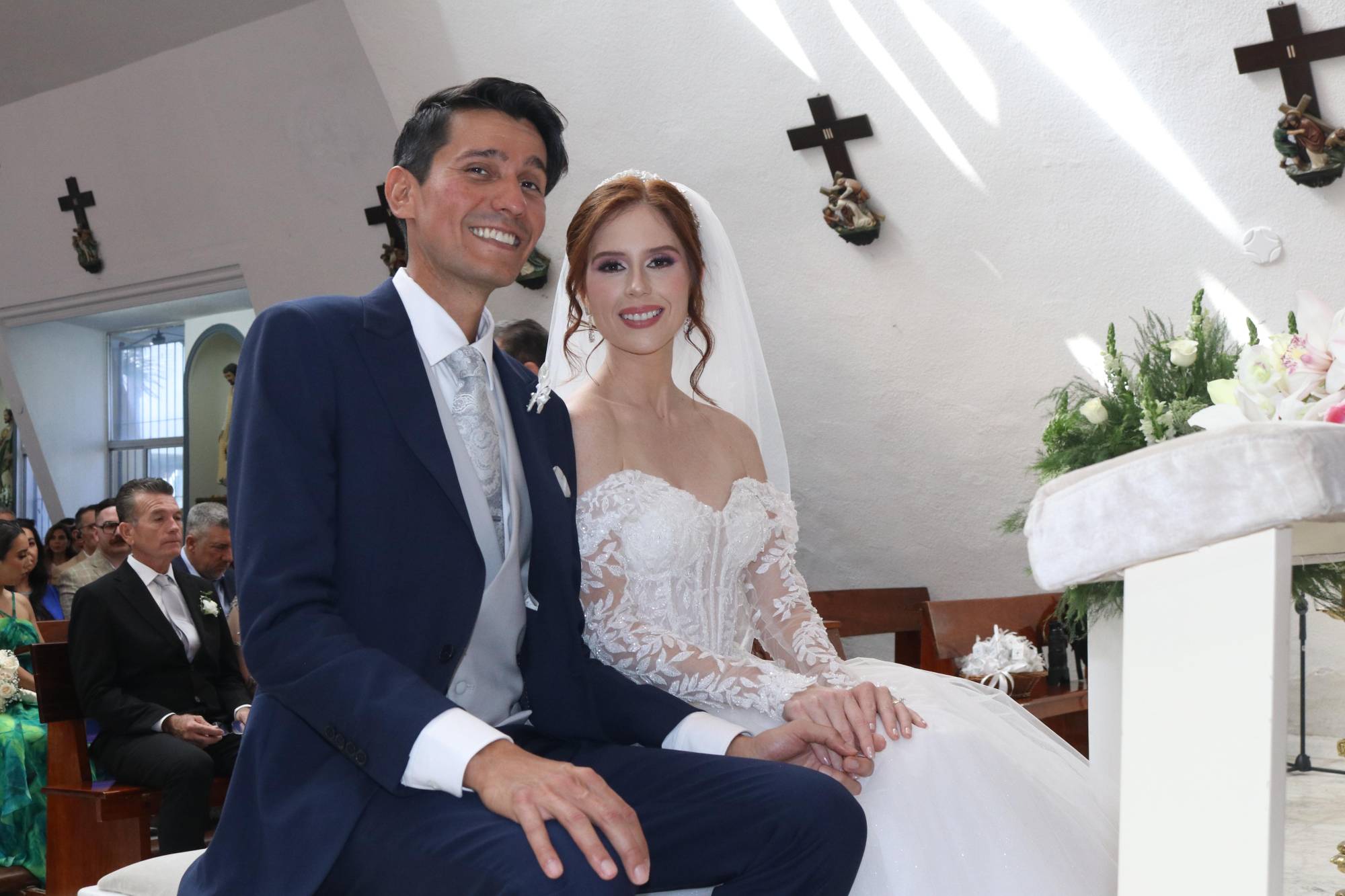 $!La pareja selló su amor ante Dios y sus familias.