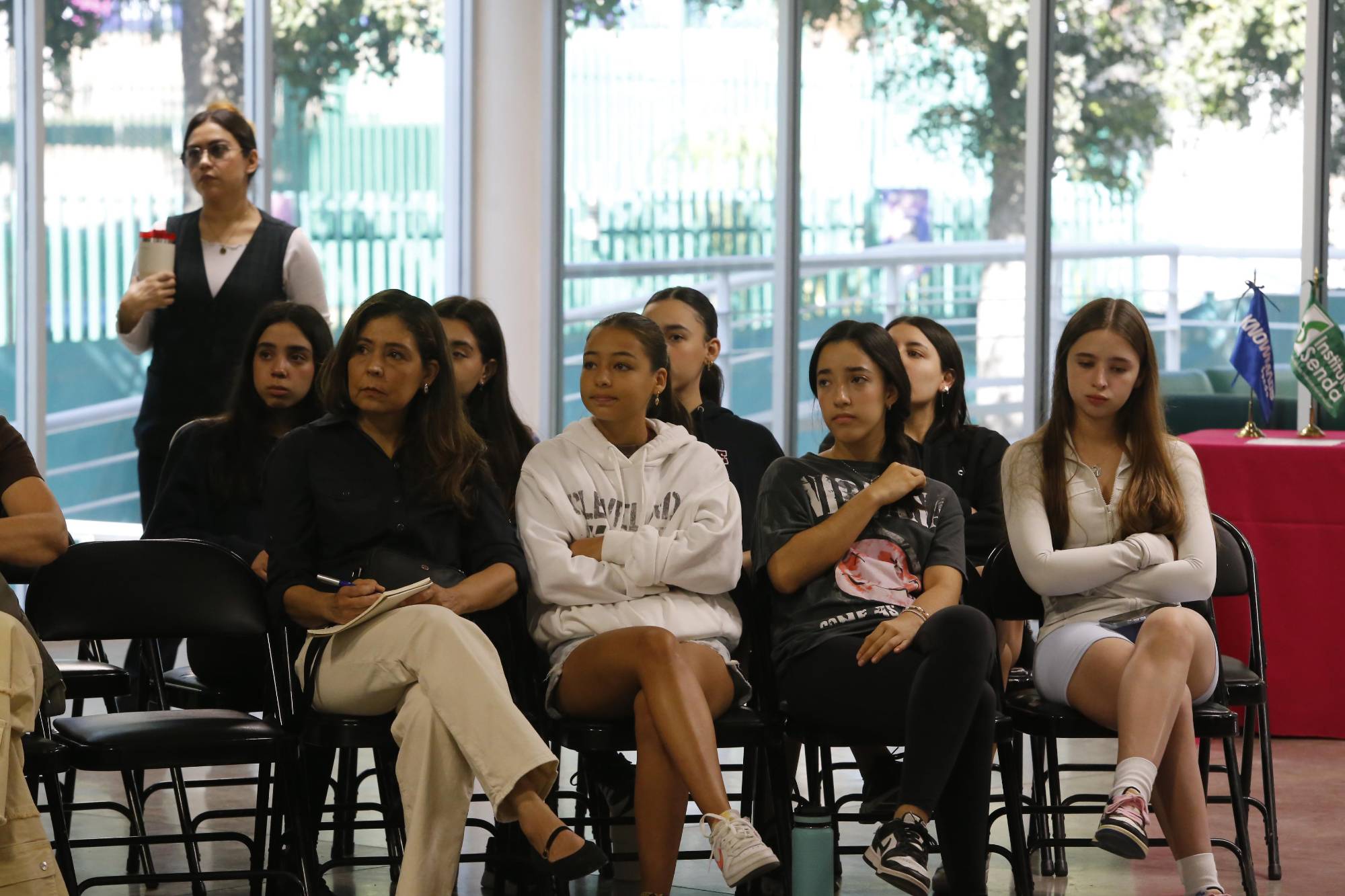 $!Mamás tomaron nota de información de su interés.