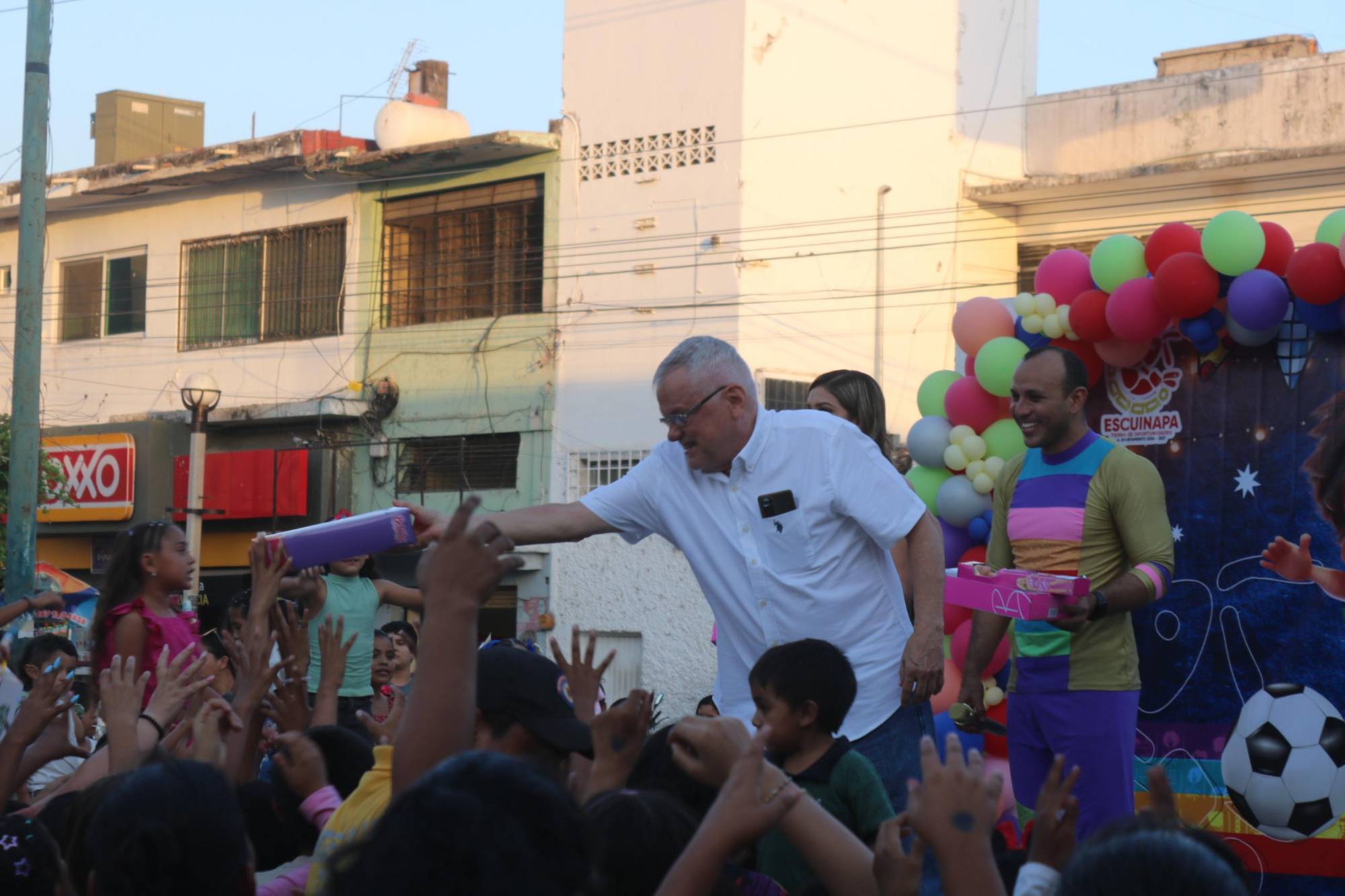 $!Celebran a niños en Escuinapa con actividades y show de botargas