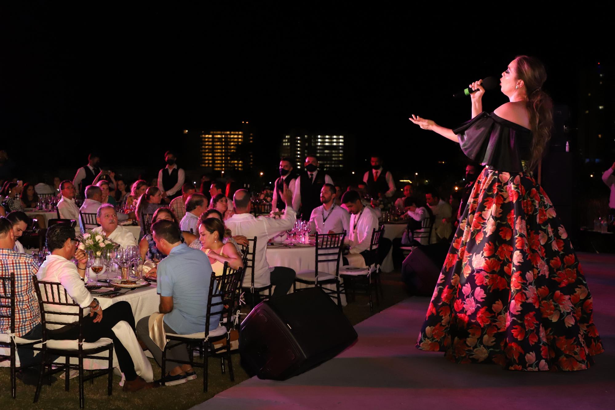 $!La mezzosoprano Sara Holcombe hace gala de su gran voz en el escenario.