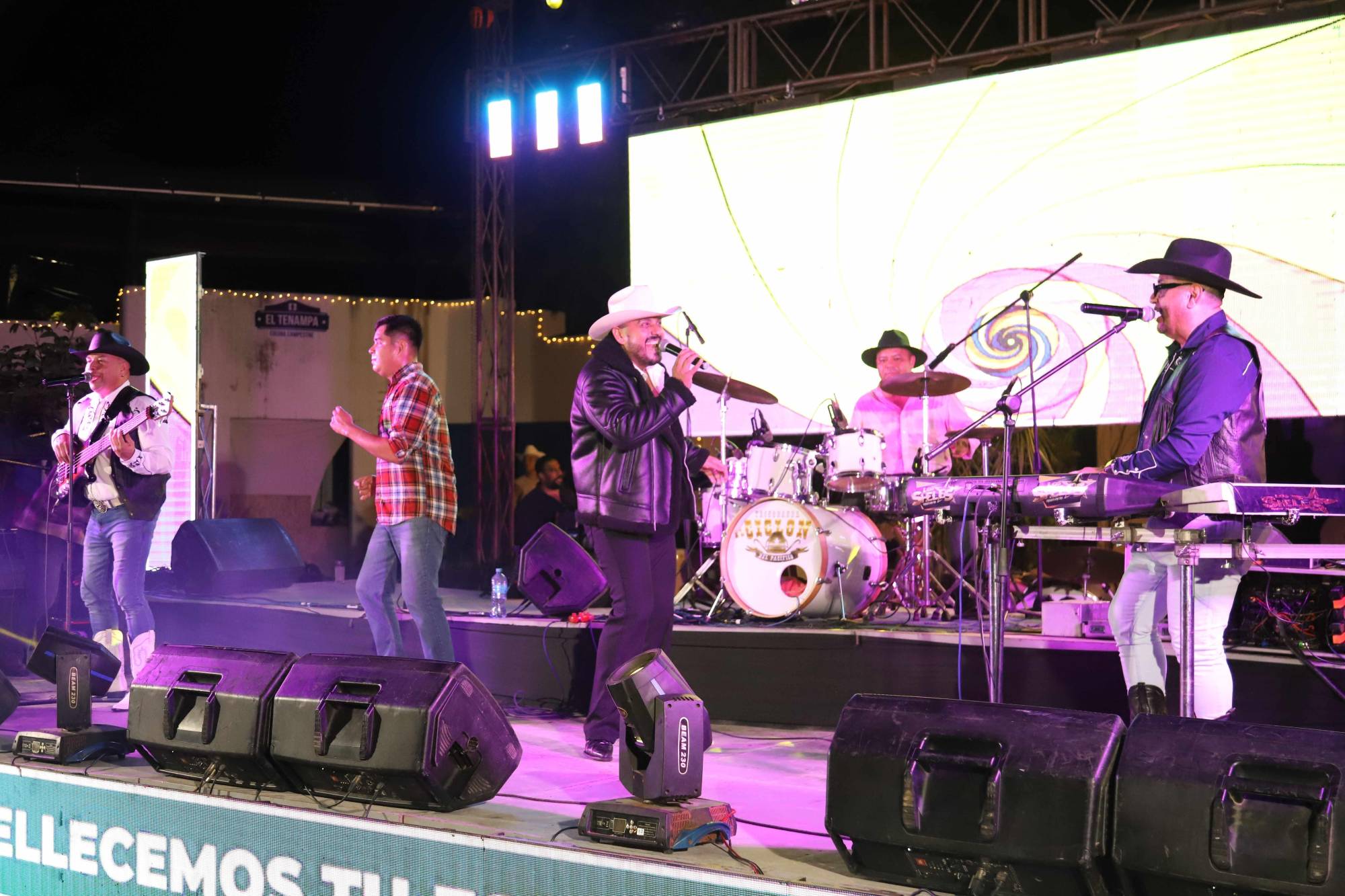 $!El cantante Carlos Sarabia complació a los invitados al interpretar algunos temas en un ambiente relajado.