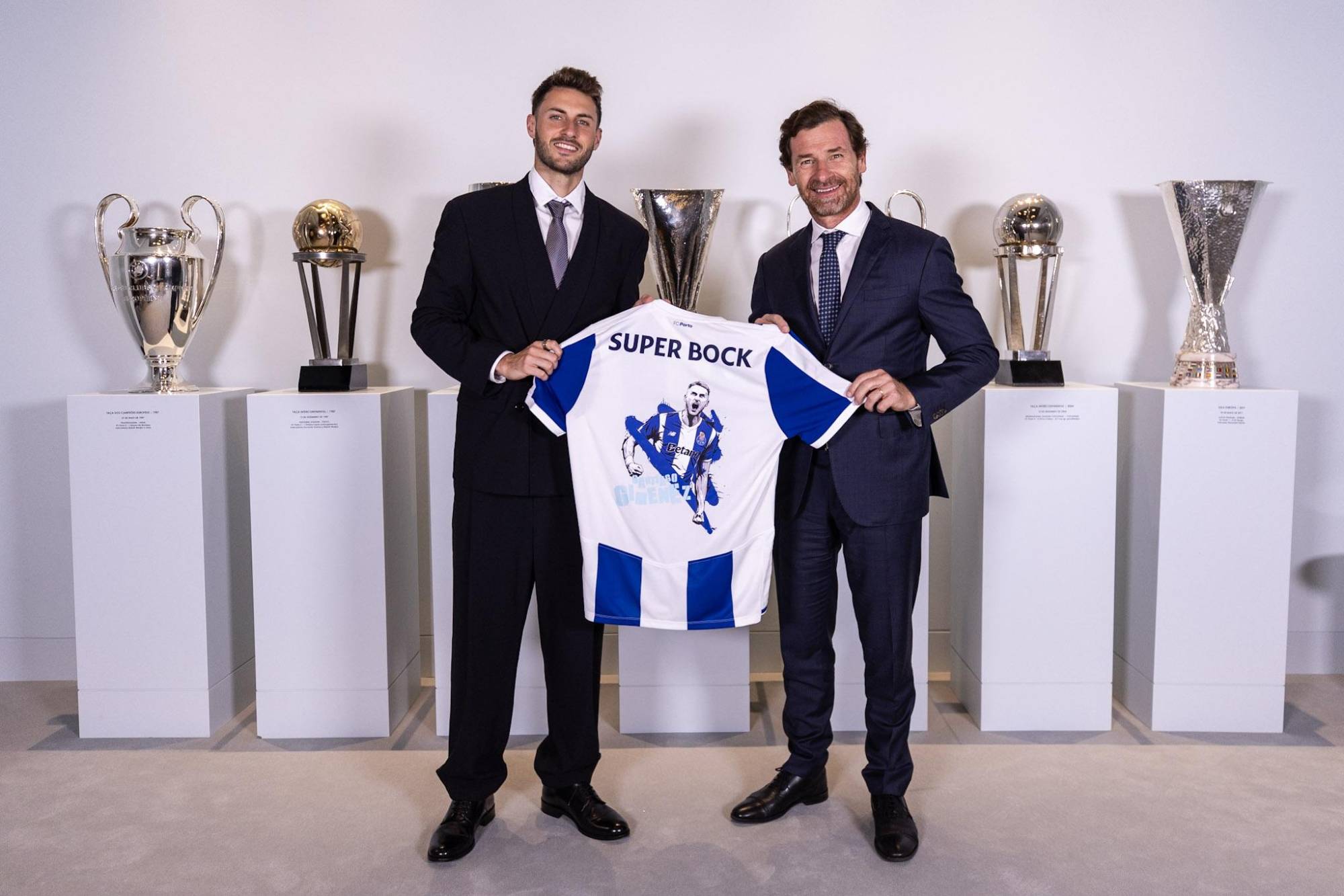 $!El mexicano Santiago Giménez ficha por el Porto