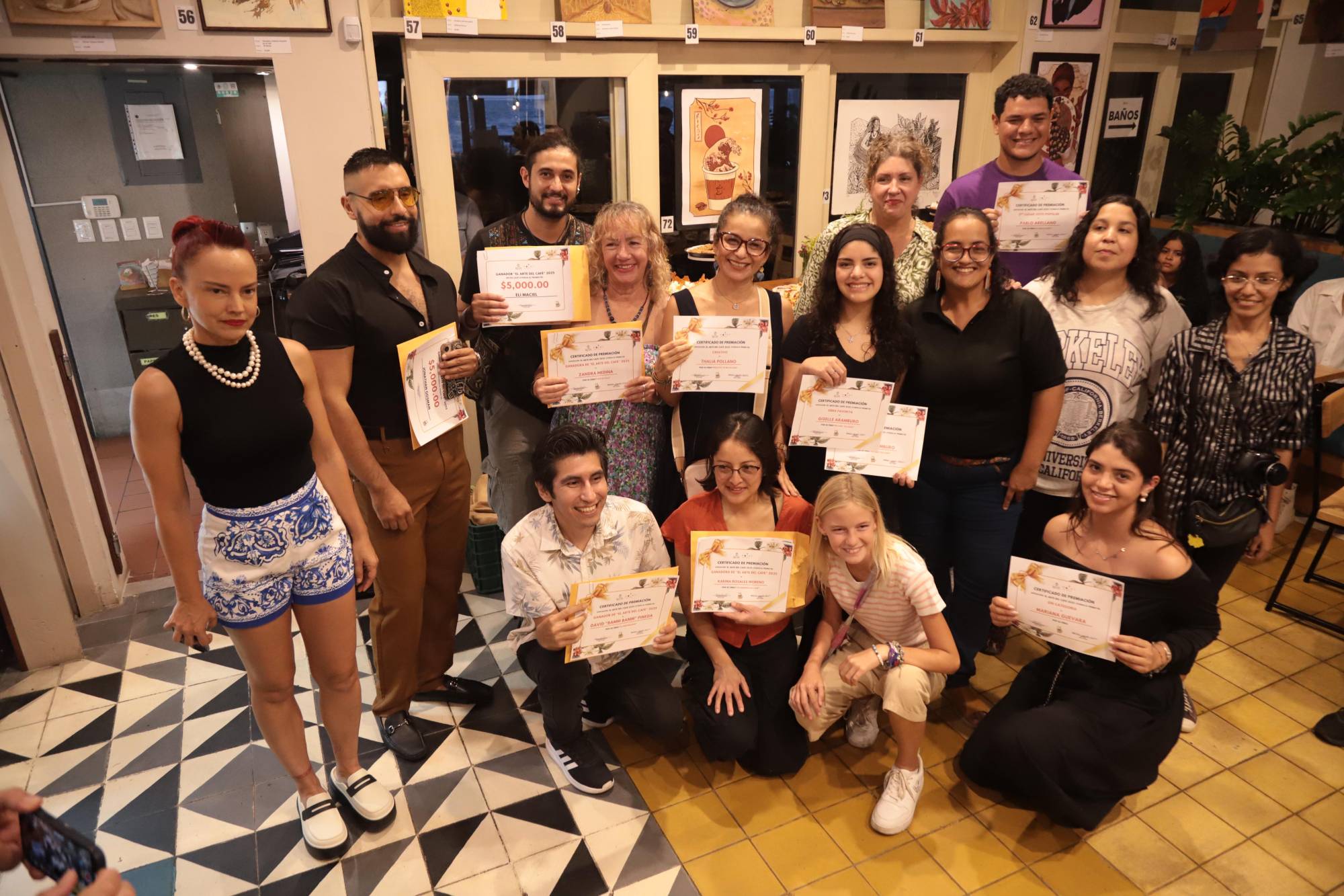 $!Los ganadores con sus diplomas se toman la fotografía del recuerdo.