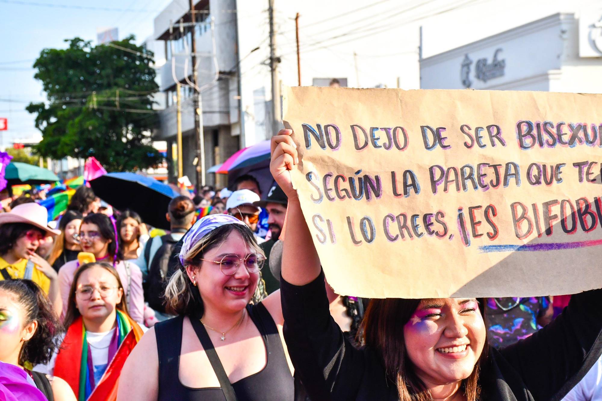 $!Lanzan llamado a la paz y a la inclusión en Marcha de la Diversidad Sexual en Culiacán