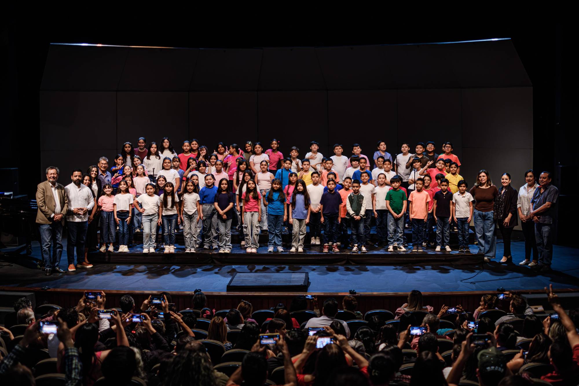 $!El evento culminó con una fotografía formal que reunió a autoridades, docentes y participantes.