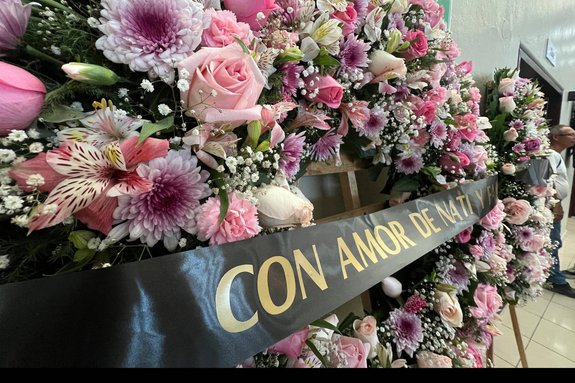 $!Entre flores y sus peluches favoritos, familiares despiden a niñas asesinadas en Badiraguato