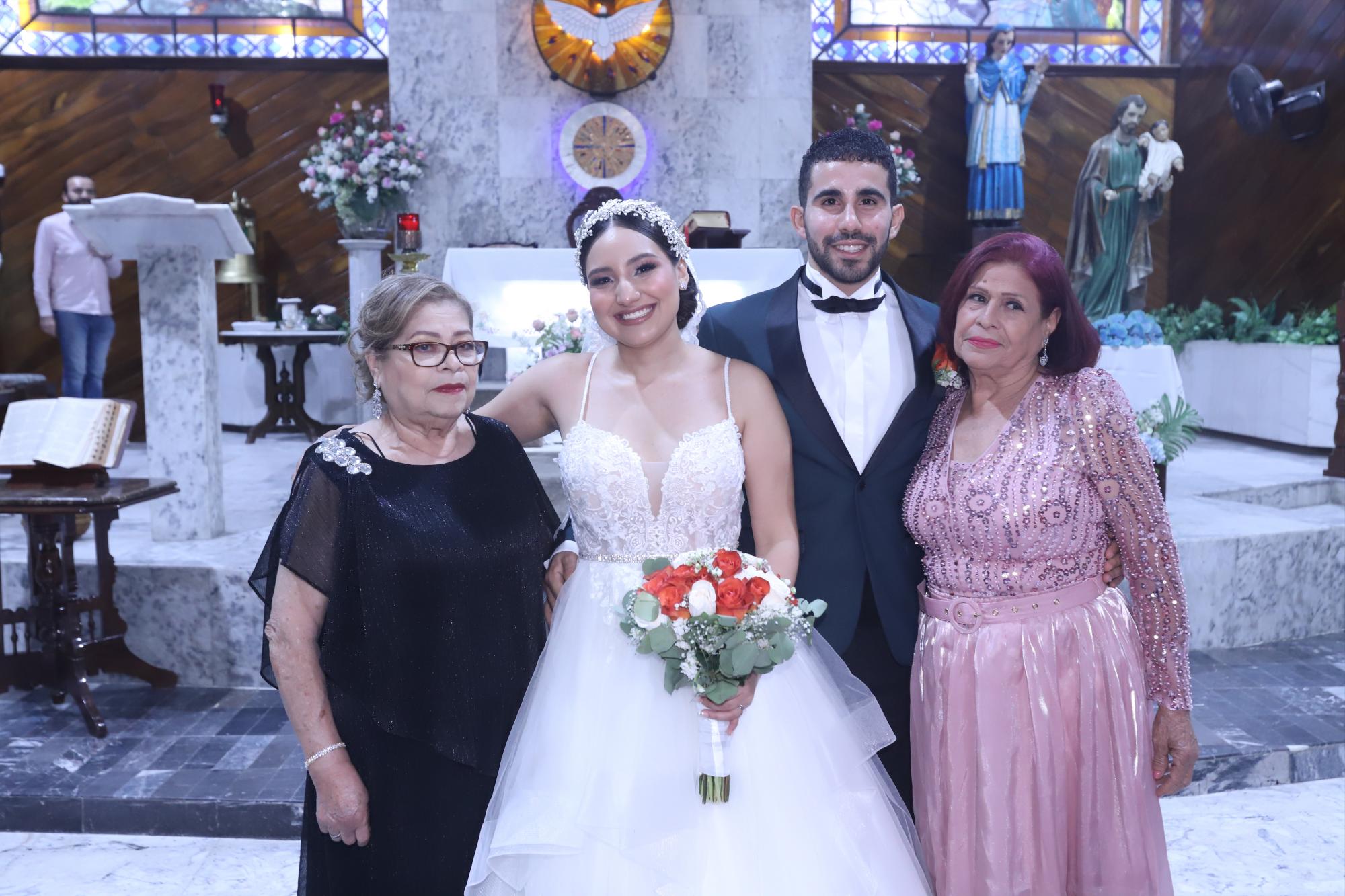 $!Adriana Guadalupe y Jesús Alfredo entre Guadalupe y Teresa Sáenz Osuna.