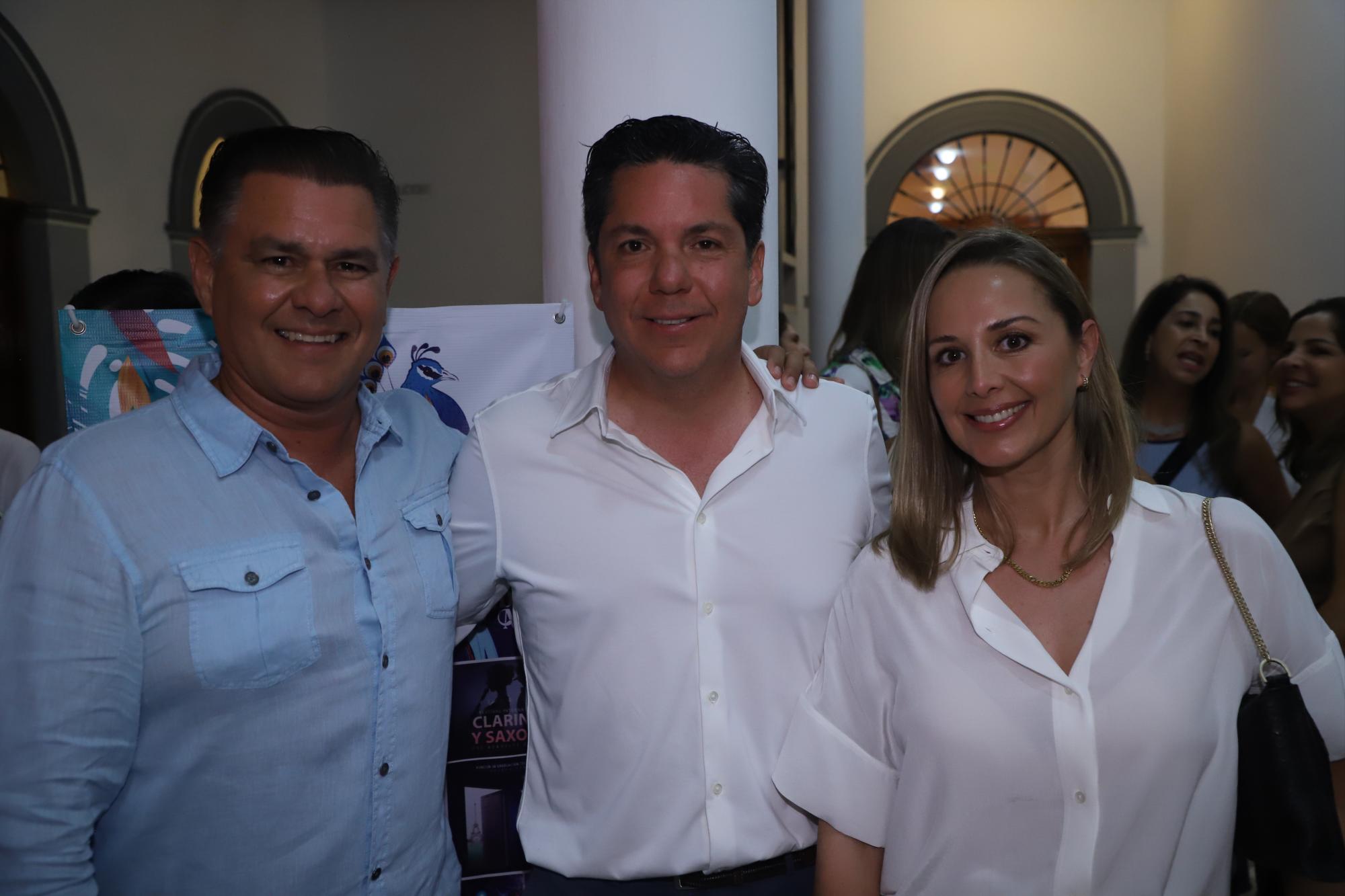 $!Roberto González, Federico Domínguez y Alejandra Contreras de Domínguez.