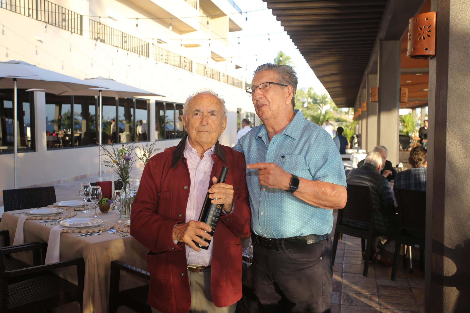 $!El festejado recibe un abrazo de su amigo Melesio Gaxiola.
