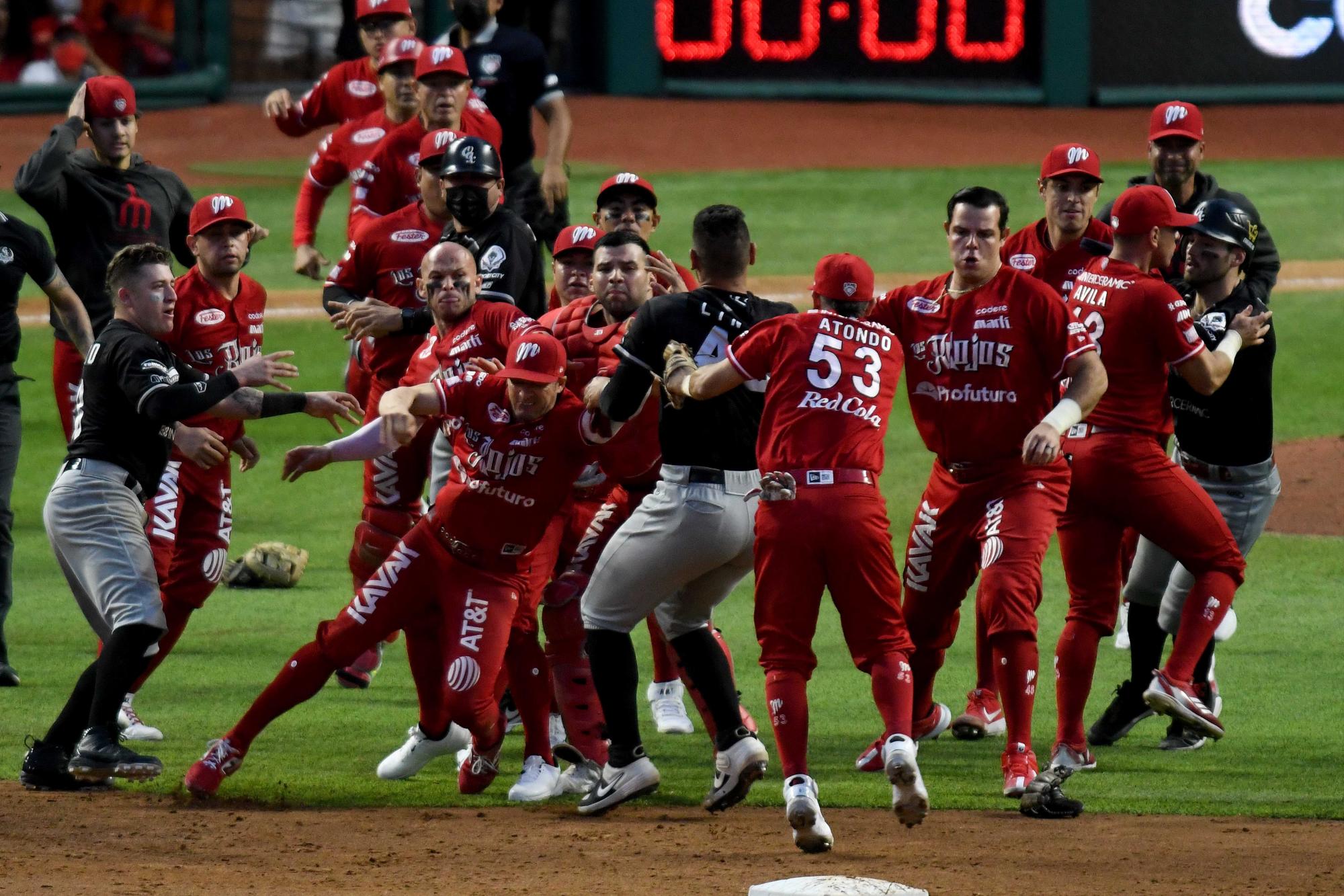 $!Monumental bronca entre Diablos Rojos y Guerreros (FOTOS/VIDEO)