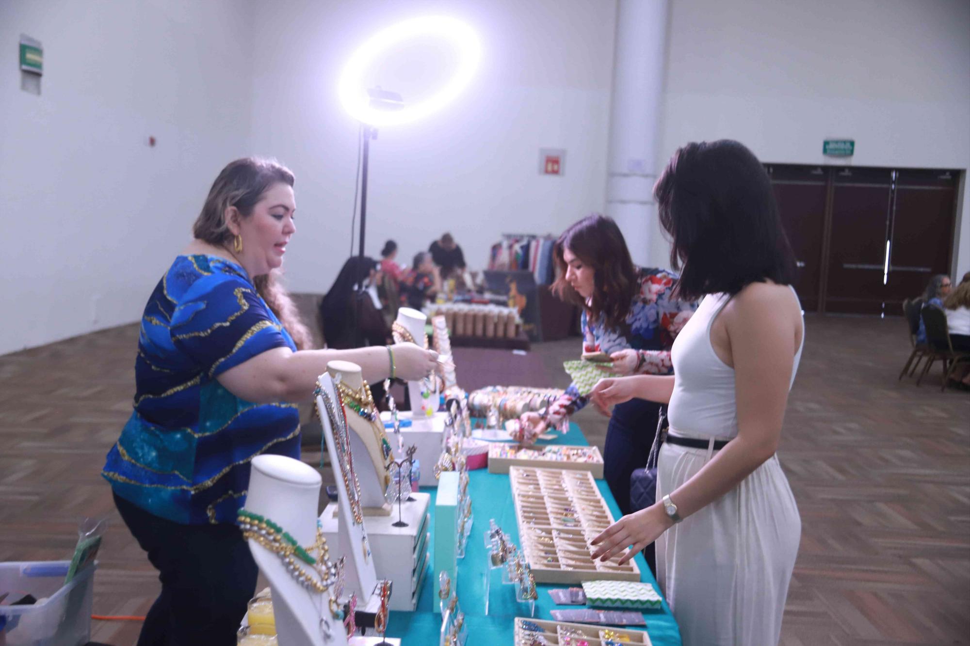$!Las asistentes tuvieron la oportunidad de adquirir algunos artículos del bazar que se montó en el evento.