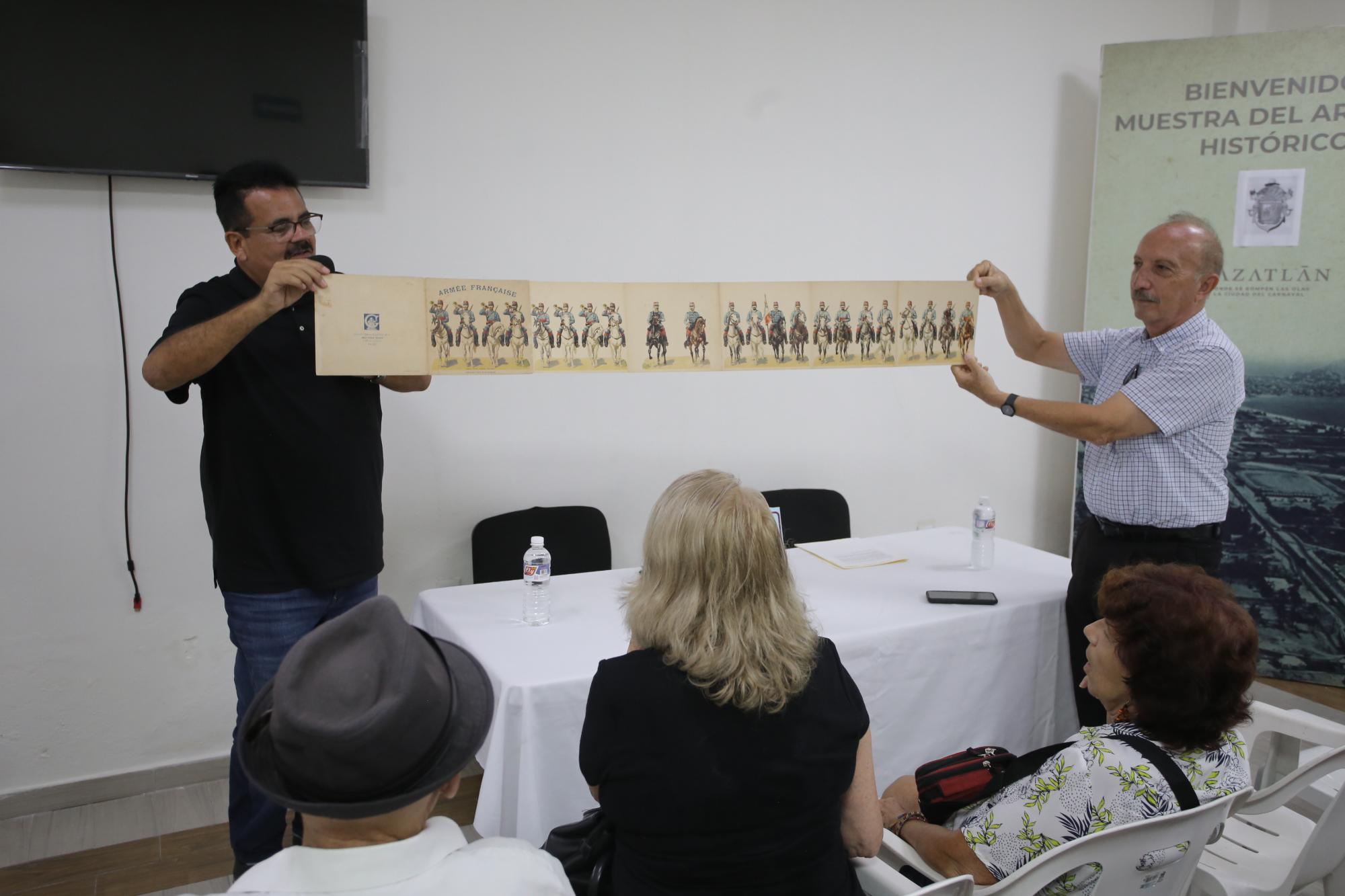 $!Juan José Rodríguez mostró algunas ilustraciones que él tiene en su archivo personal de las tropas francesas.