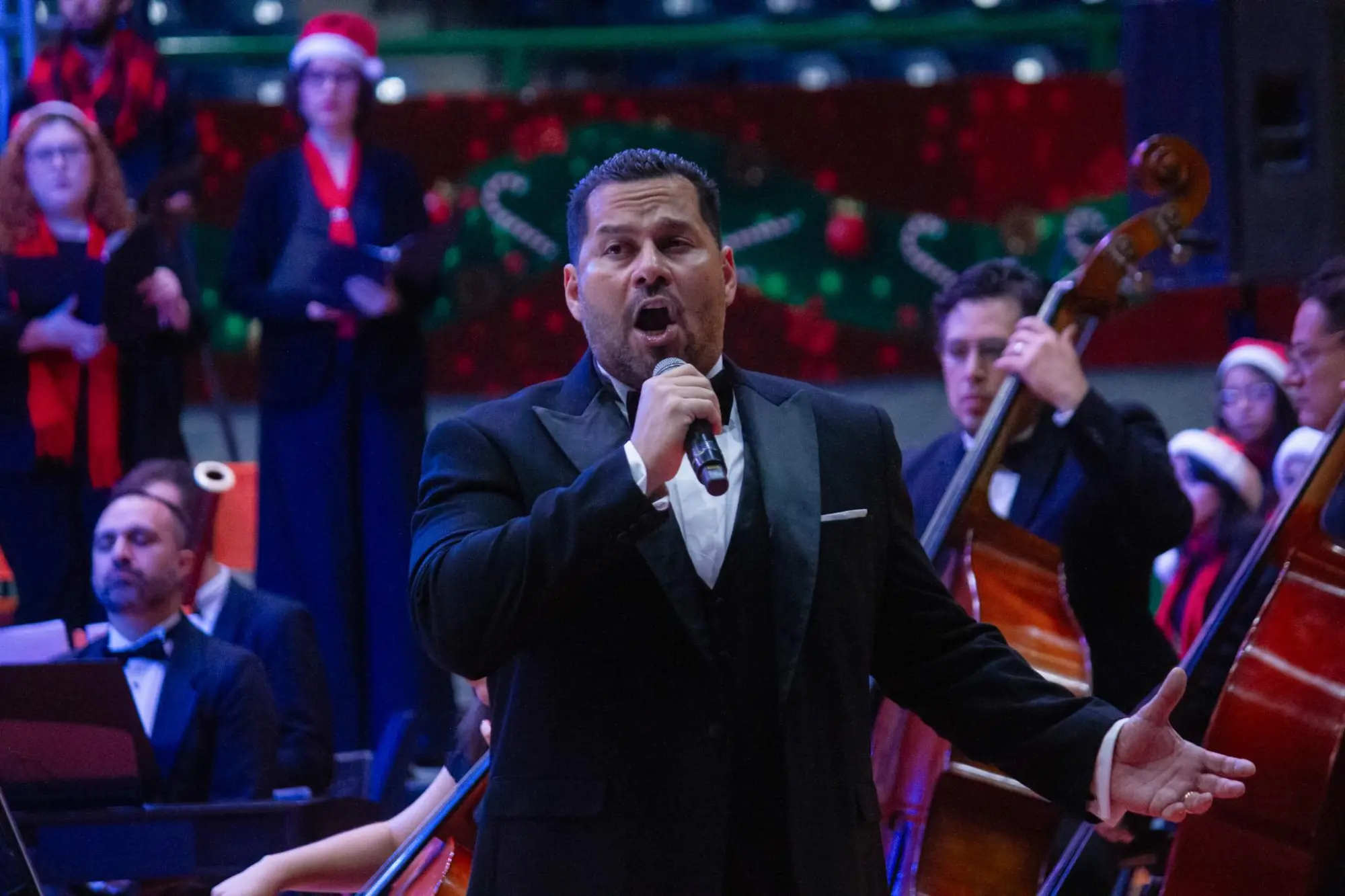 $!El tenor mazatleco Carlos Osuna, integrante del Coro de la Ópera de Viena, participó en el programa musical.