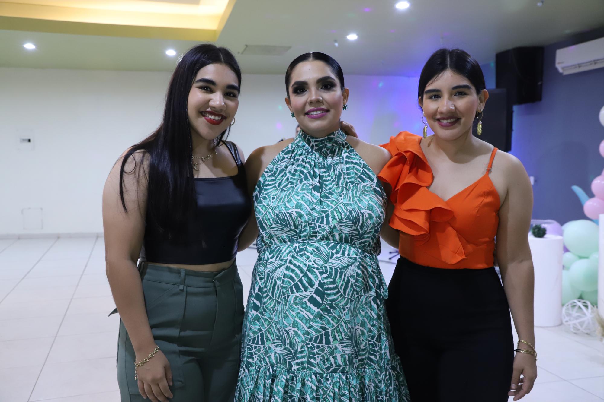 $!Laura Elena Orpinela entre sus primas, Leticia y Antonella Ibarra.