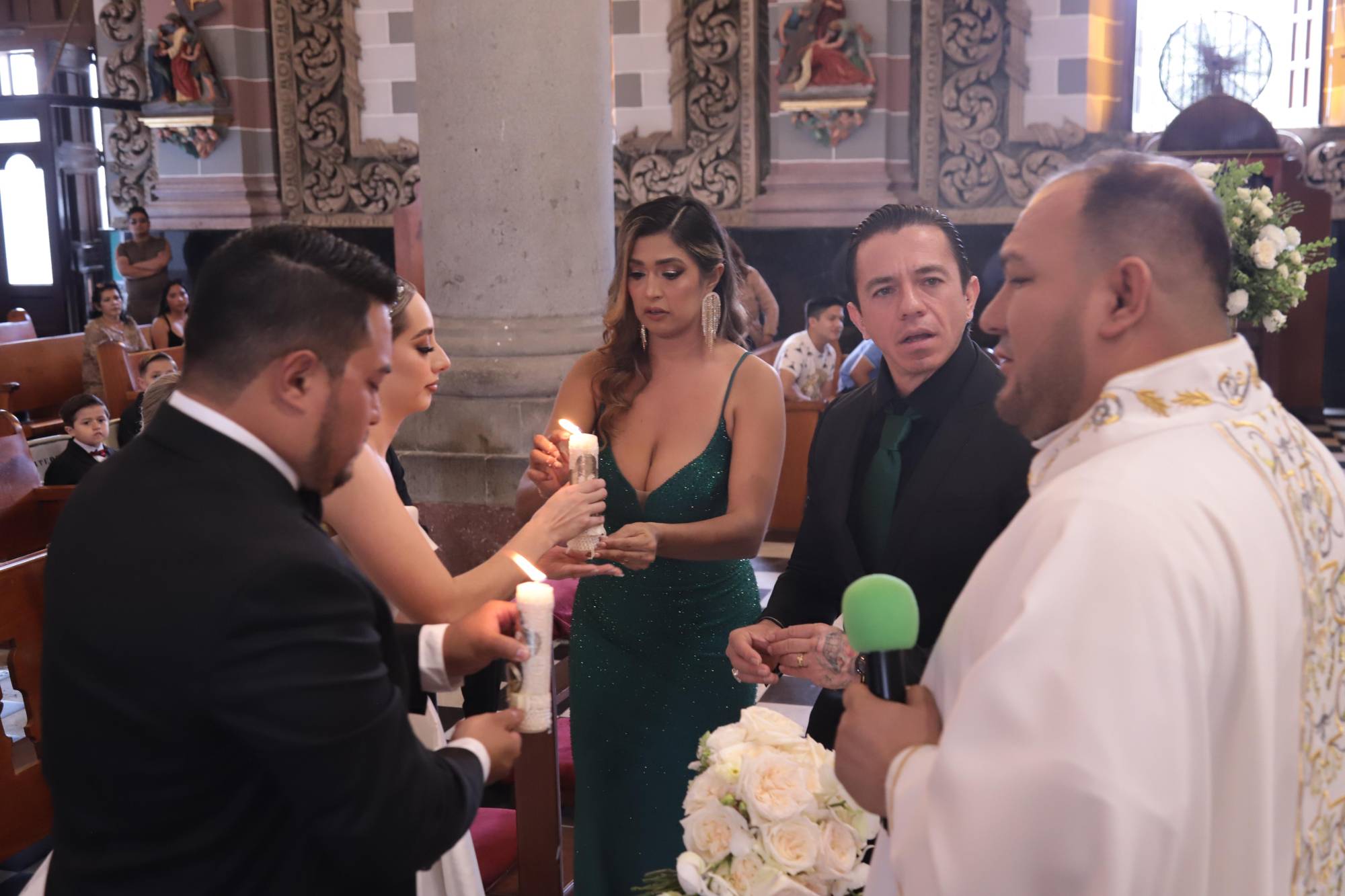 $!Jatzumi Castillo y Cruz Lizárraga al momento de hacer la entrega del cirio a los novios, el cual simboliza la unión de las dos almas y la formación de una nueva familia.