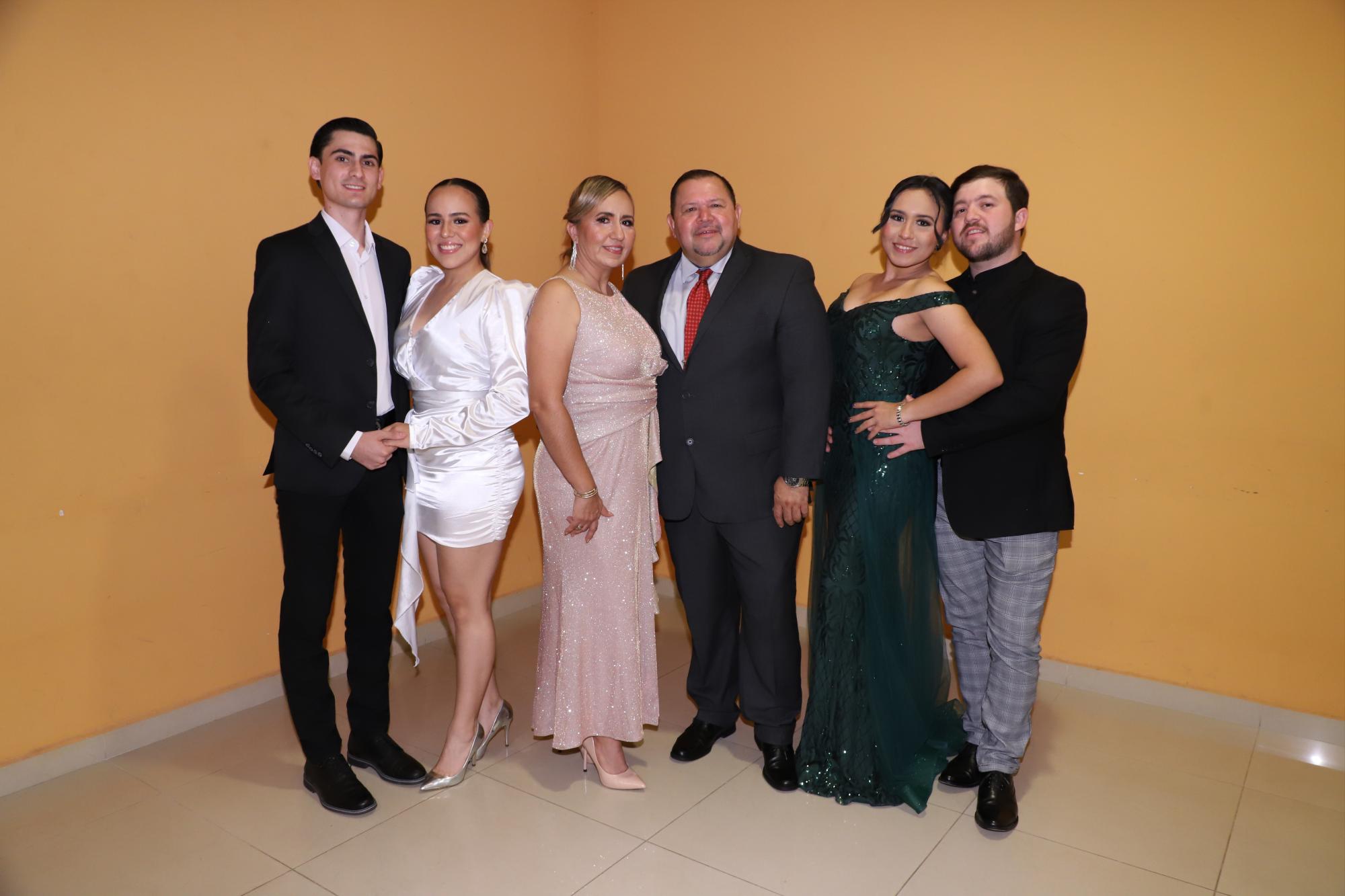 $!César Medrano, Valeria Alcaraz, Alma Álvarez, Jesús Alcaraz, Liz Alcaraz y Adrián Ramírez.