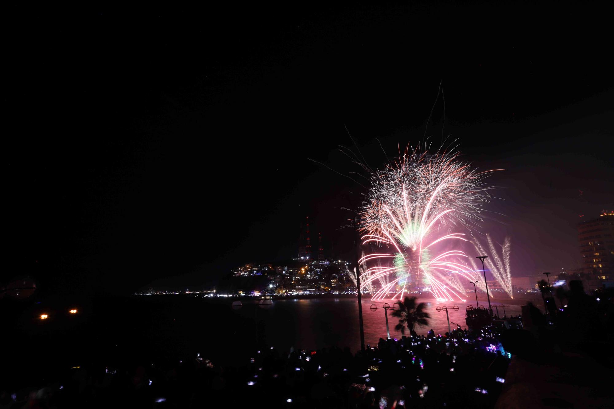 $!Disfrutan el espectacular ‘Combate Naval’