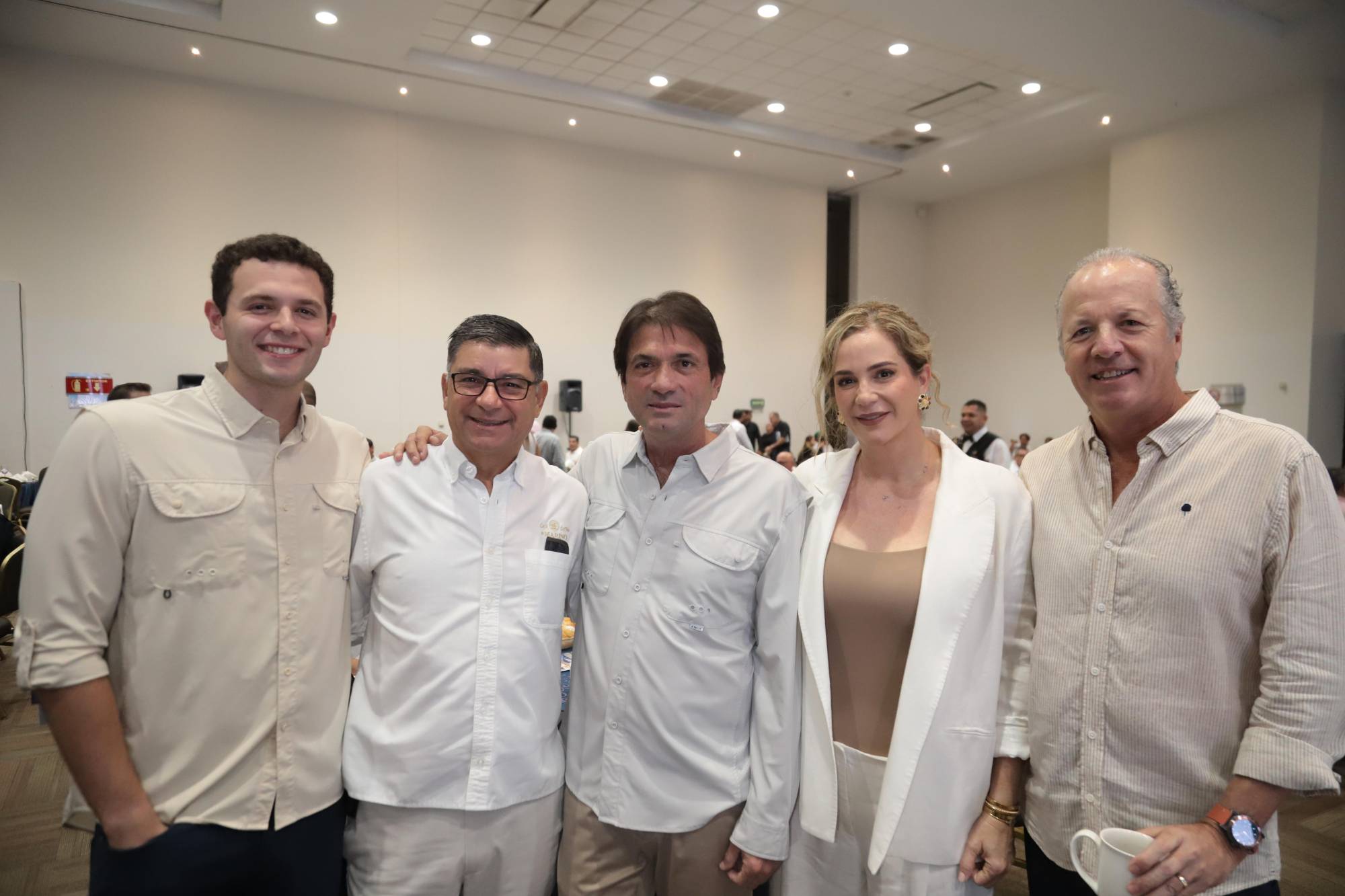 $!Fernando Letamendi Juárez, Arturo Lizárraga, Luis Medina, María Esther Juárez de Letamendi y Fernando Letamendi.