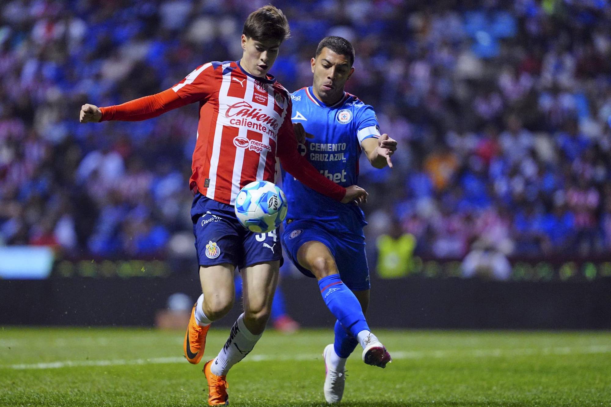 $!Cruz Azul impone su ley y le quita el invicto a Chivas