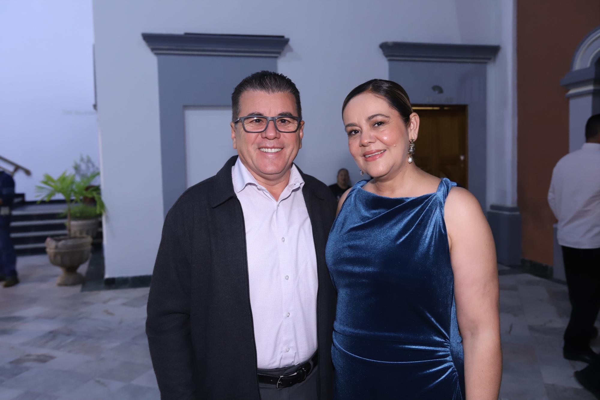 $!El Alcalde Édgar González con su esposa María Teresa Apodaca.
