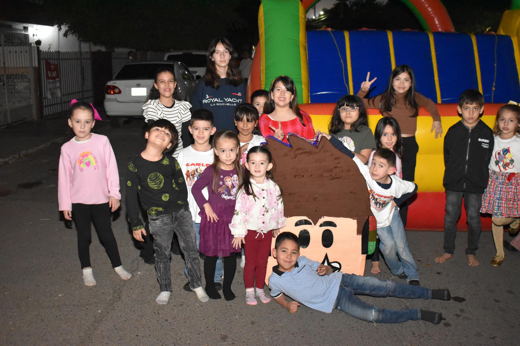 $!Listos, los chiquitines para romper la piñata de Roblox.